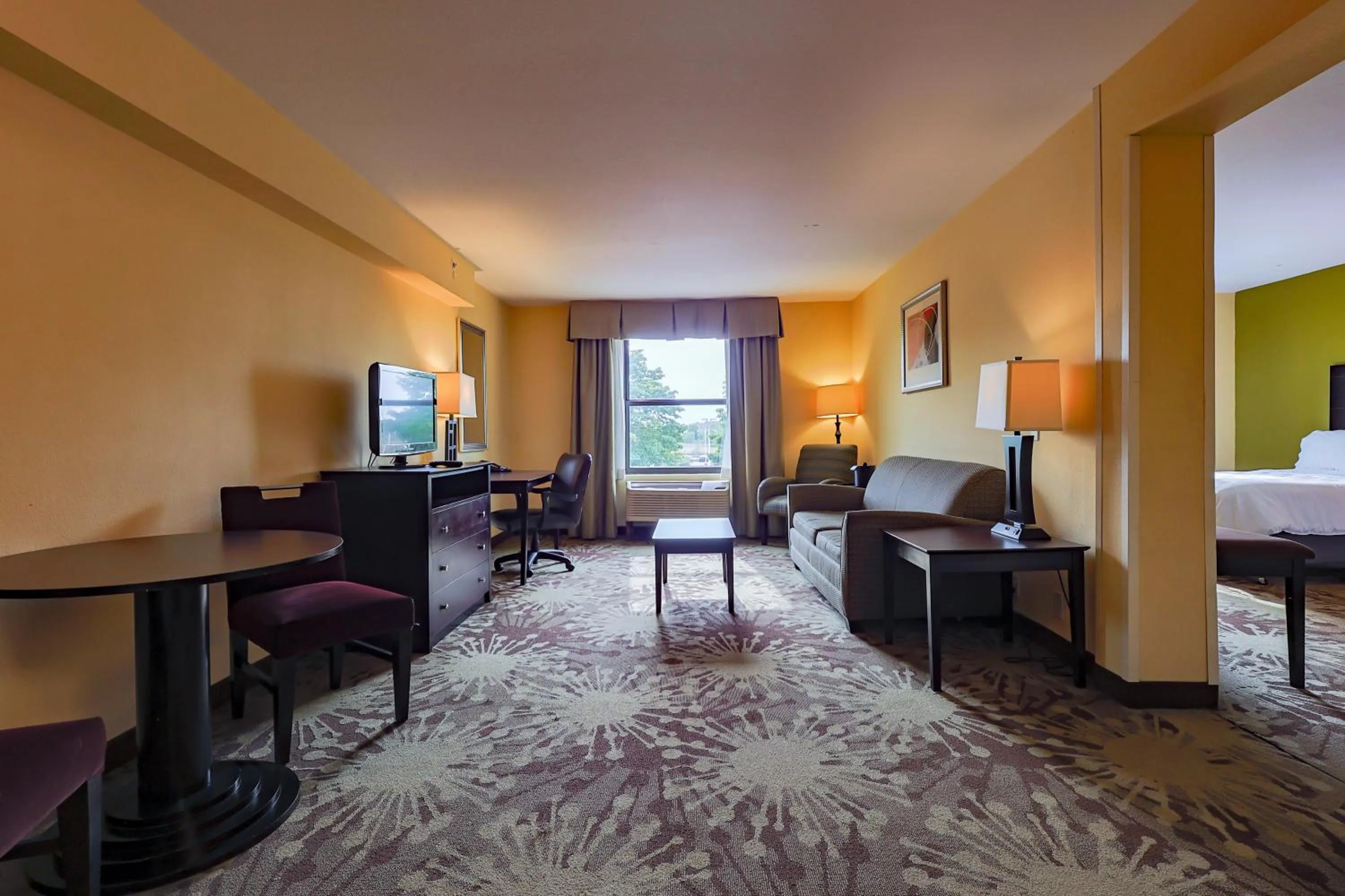 Seating area, Bed in Hotel Gurnee
