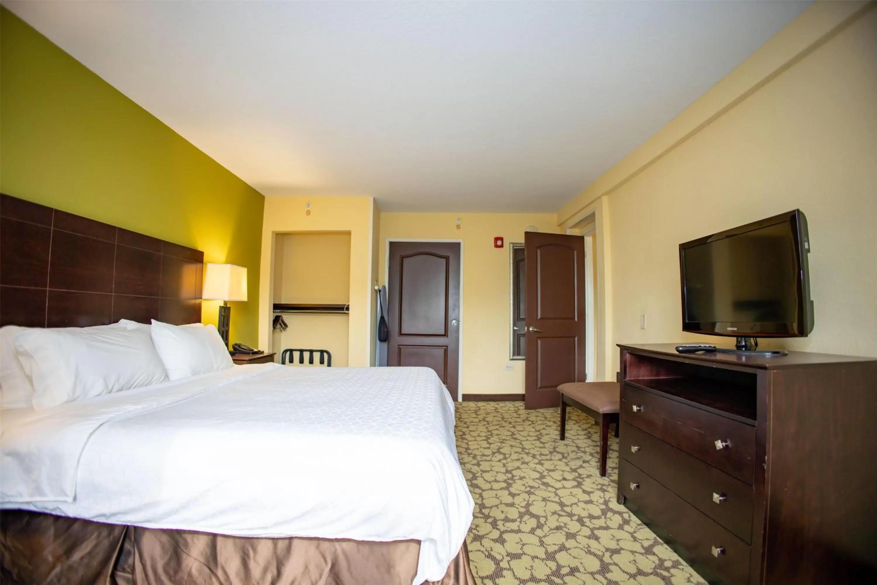 Photo of the whole room, Bed in Hotel Gurnee