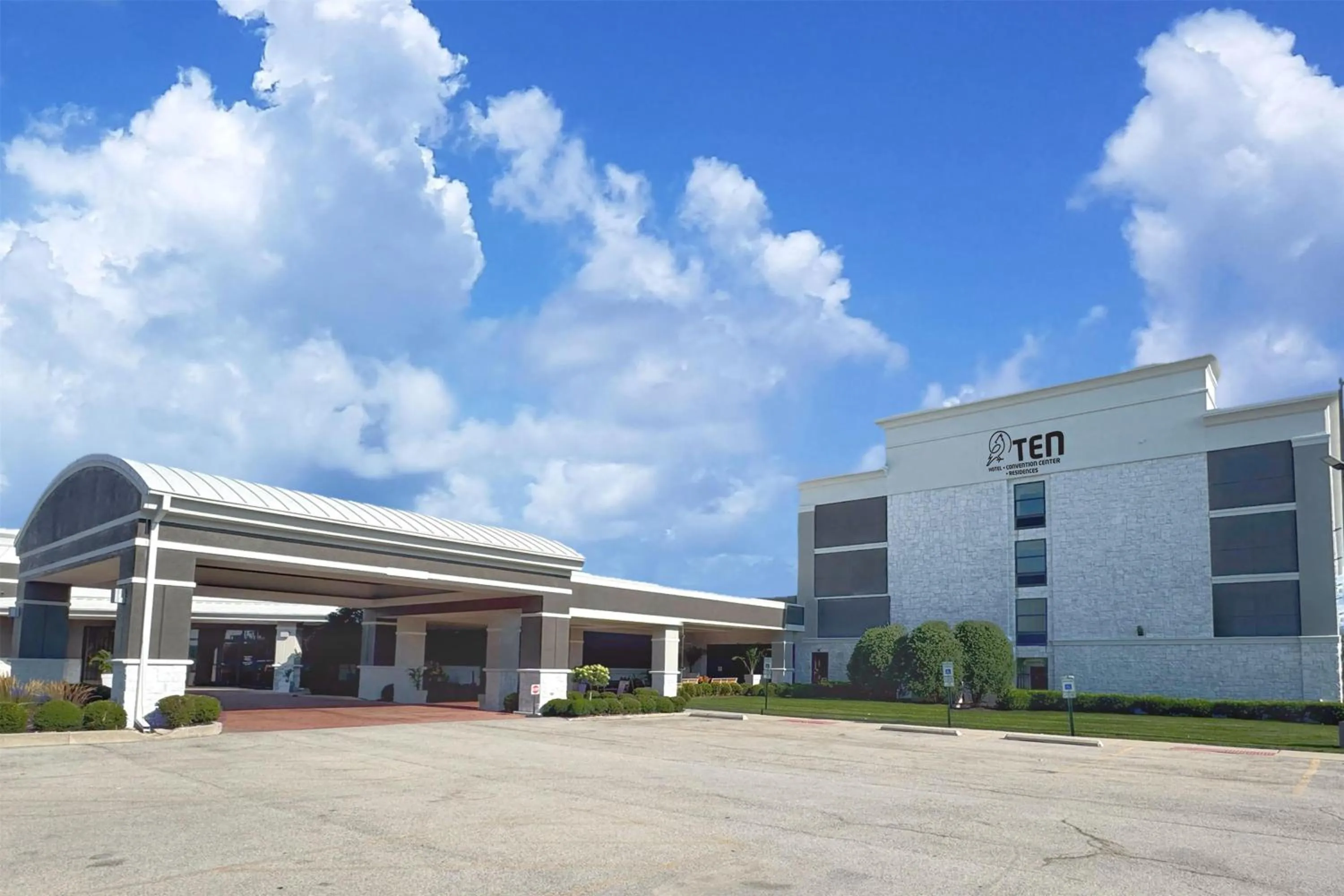 Property building in Hotel Gurnee