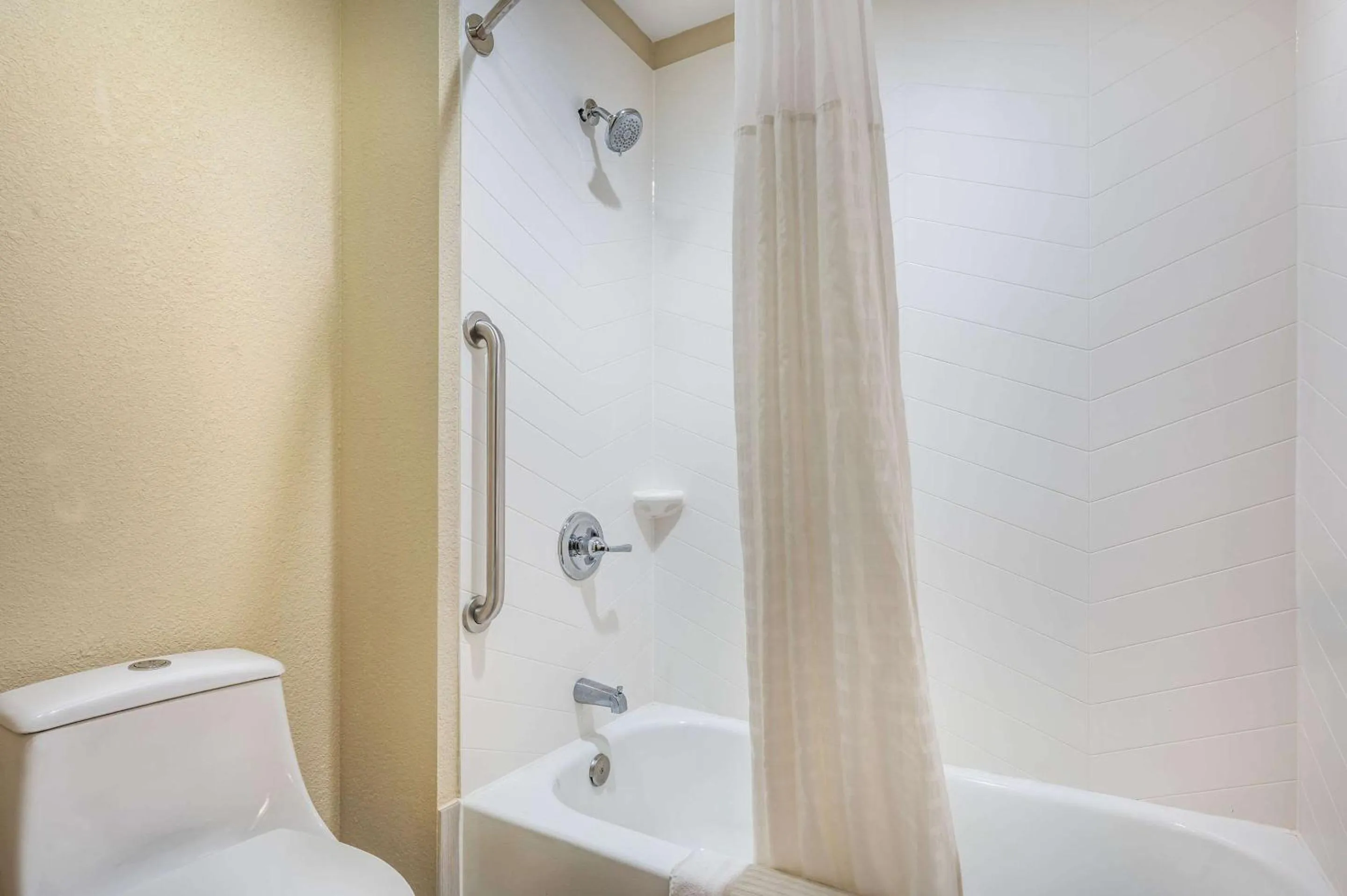 Bedroom in Comfort Inn Lafayette I-65