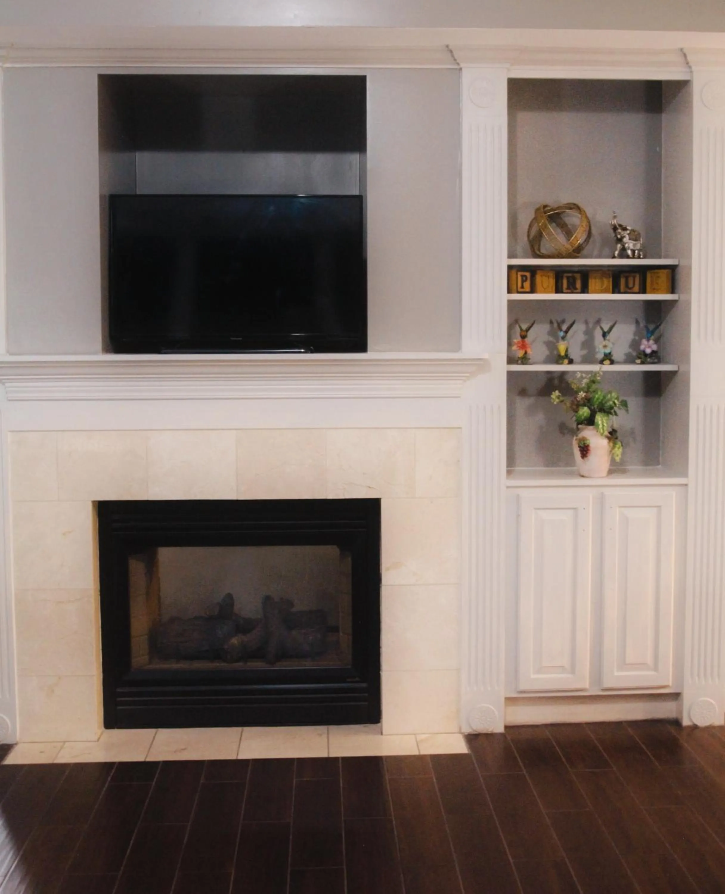 Living room in Baymont by Wyndham Lafayette - Purdue University