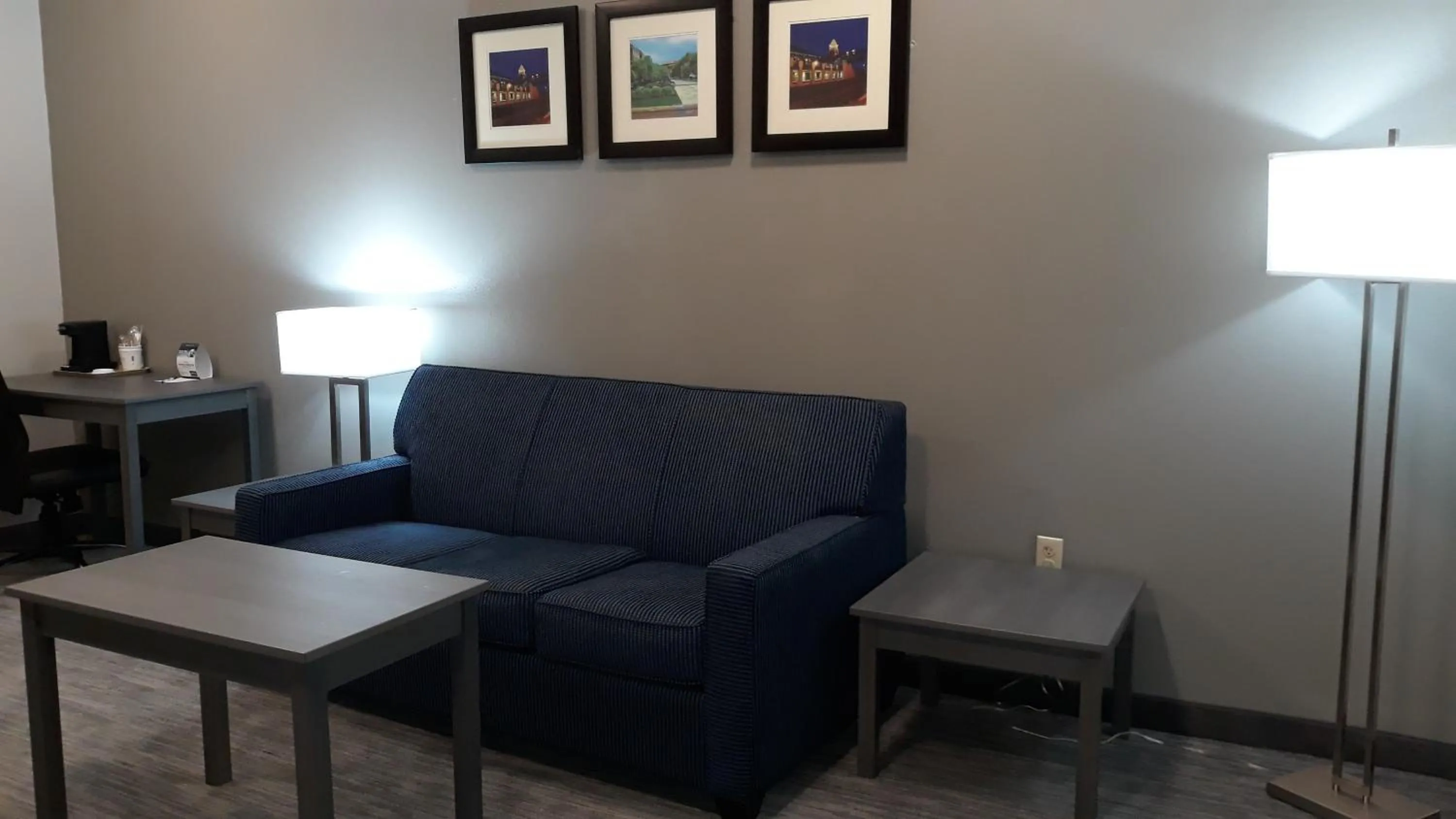 Living room in Baymont by Wyndham Lafayette - Purdue University