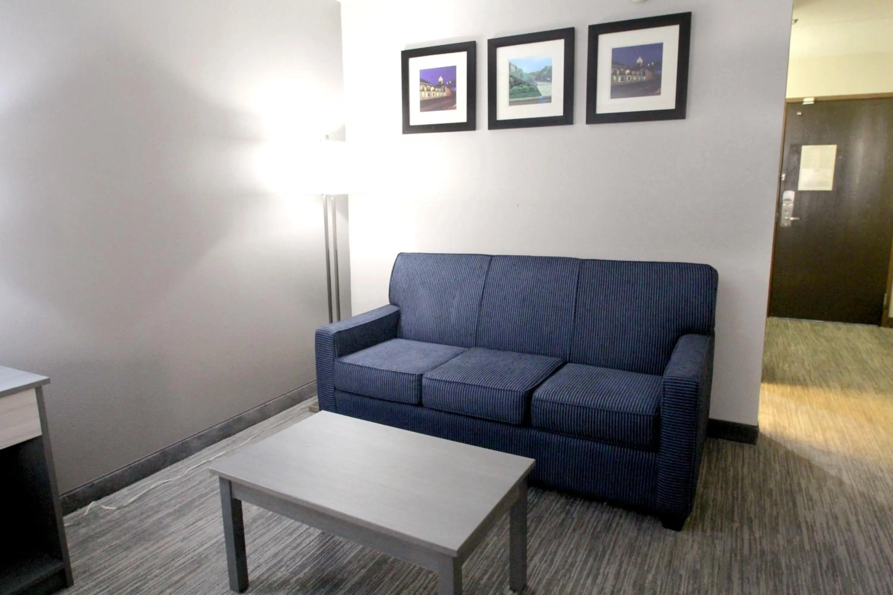 Seating area in Baymont by Wyndham Lafayette - Purdue University