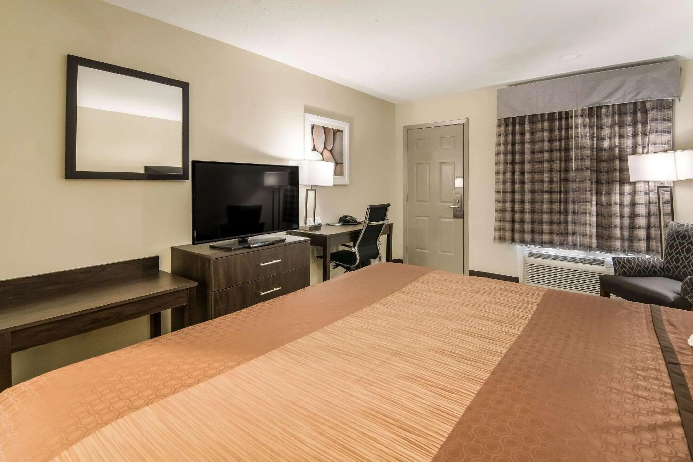 Photo of the whole room, Bed in Quality Inn & Suites Dallas-Cityplace