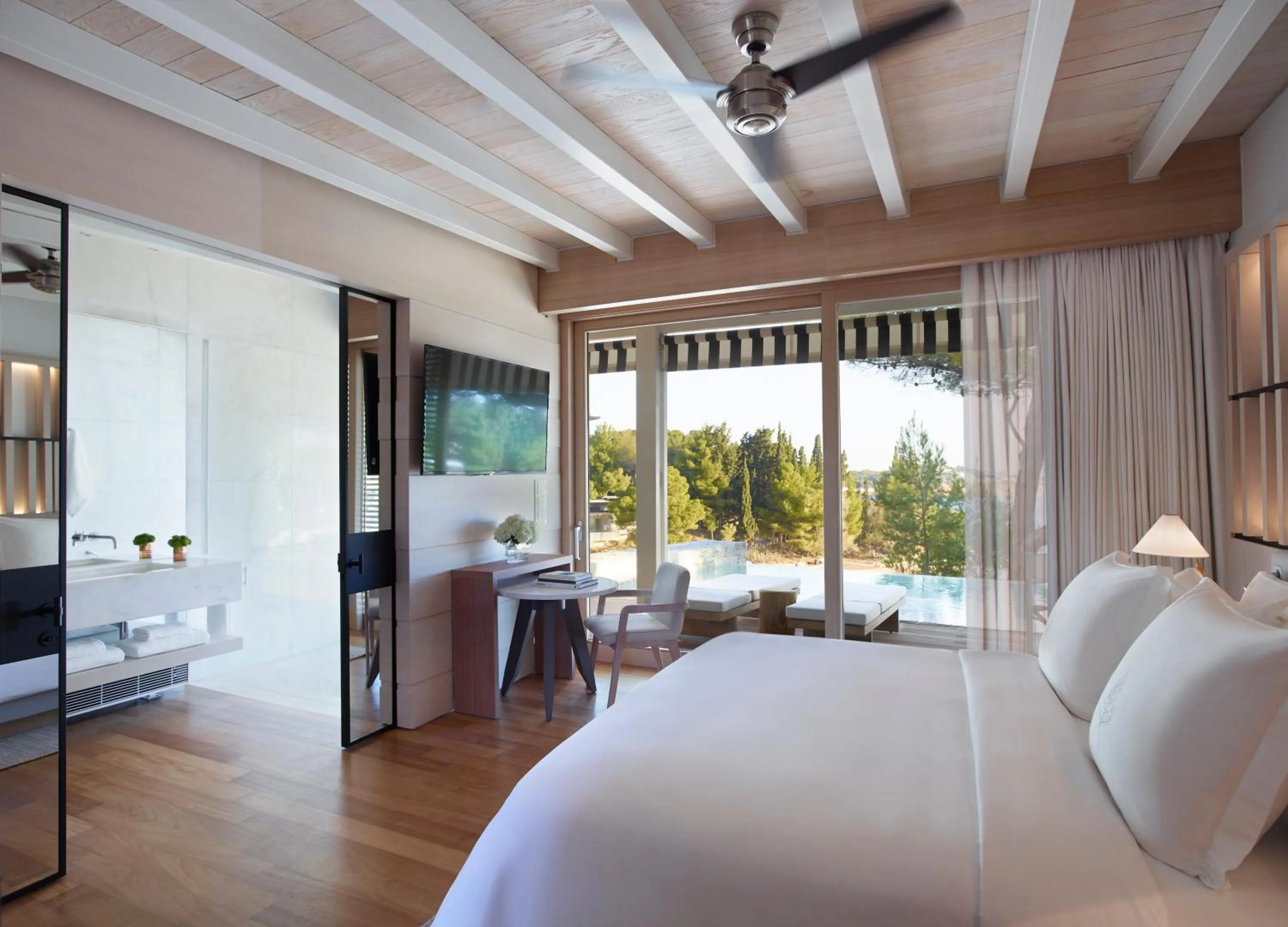 Bathroom, Bed in Four Seasons Astir Palace Hotel Athens