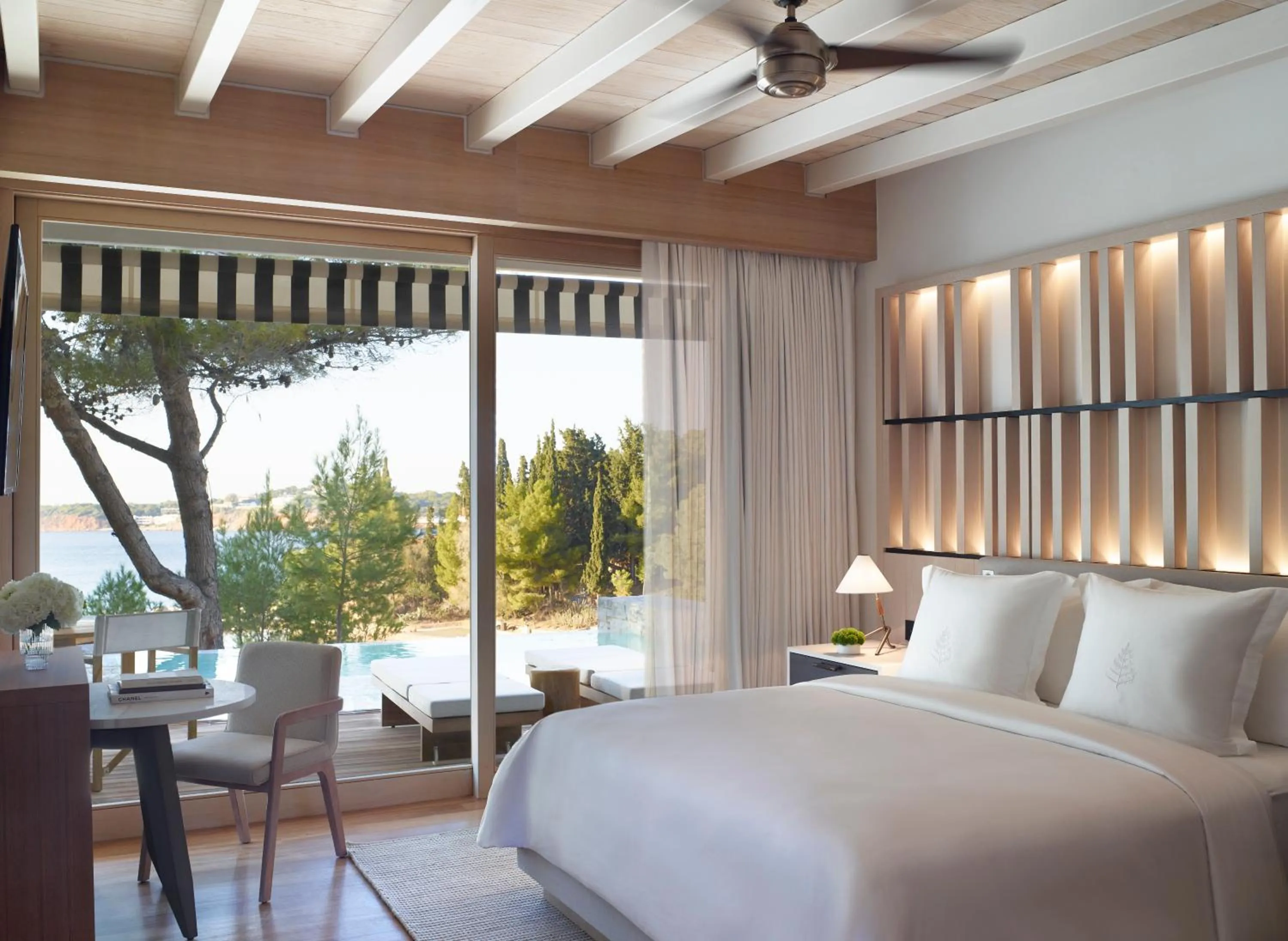 Balcony/Terrace, Bed in Four Seasons Astir Palace Hotel Athens