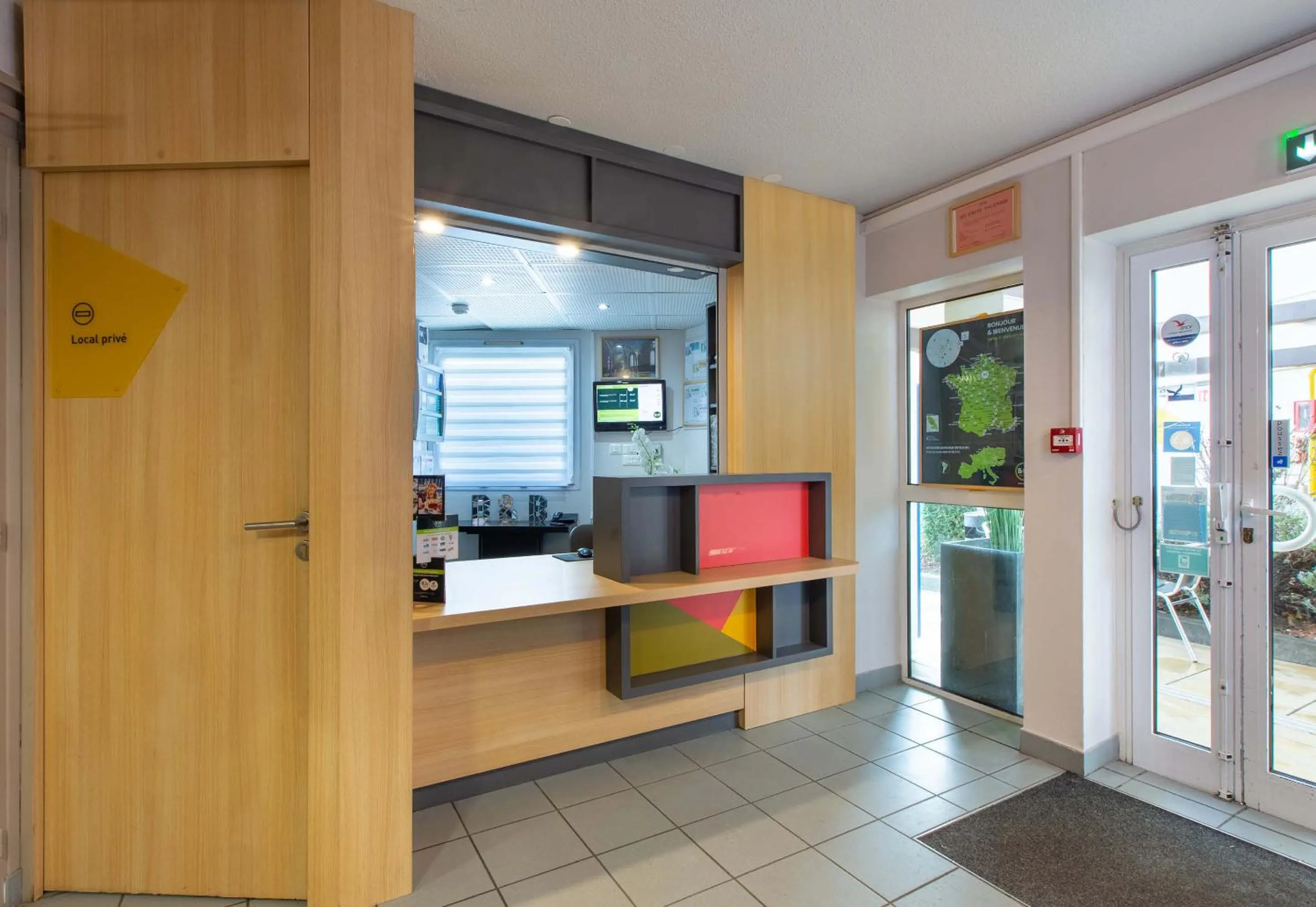 Lobby or reception in B&B HOTEL Blois Sud Vineuil