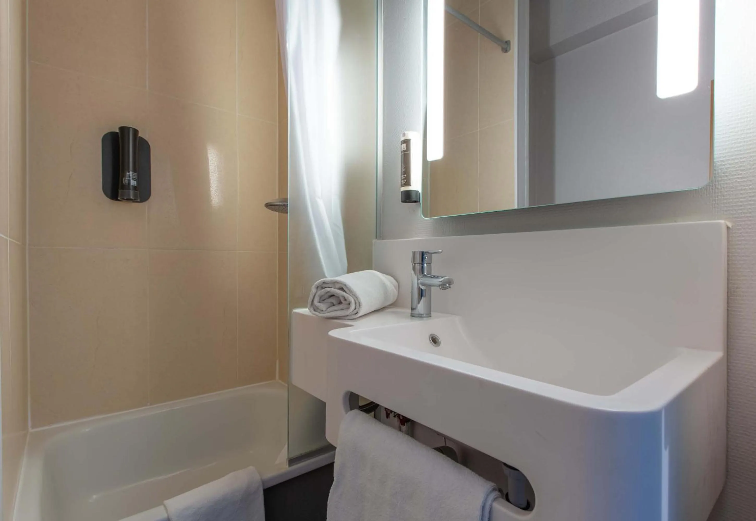 Bathroom in B&B HOTEL Blois Sud Vineuil