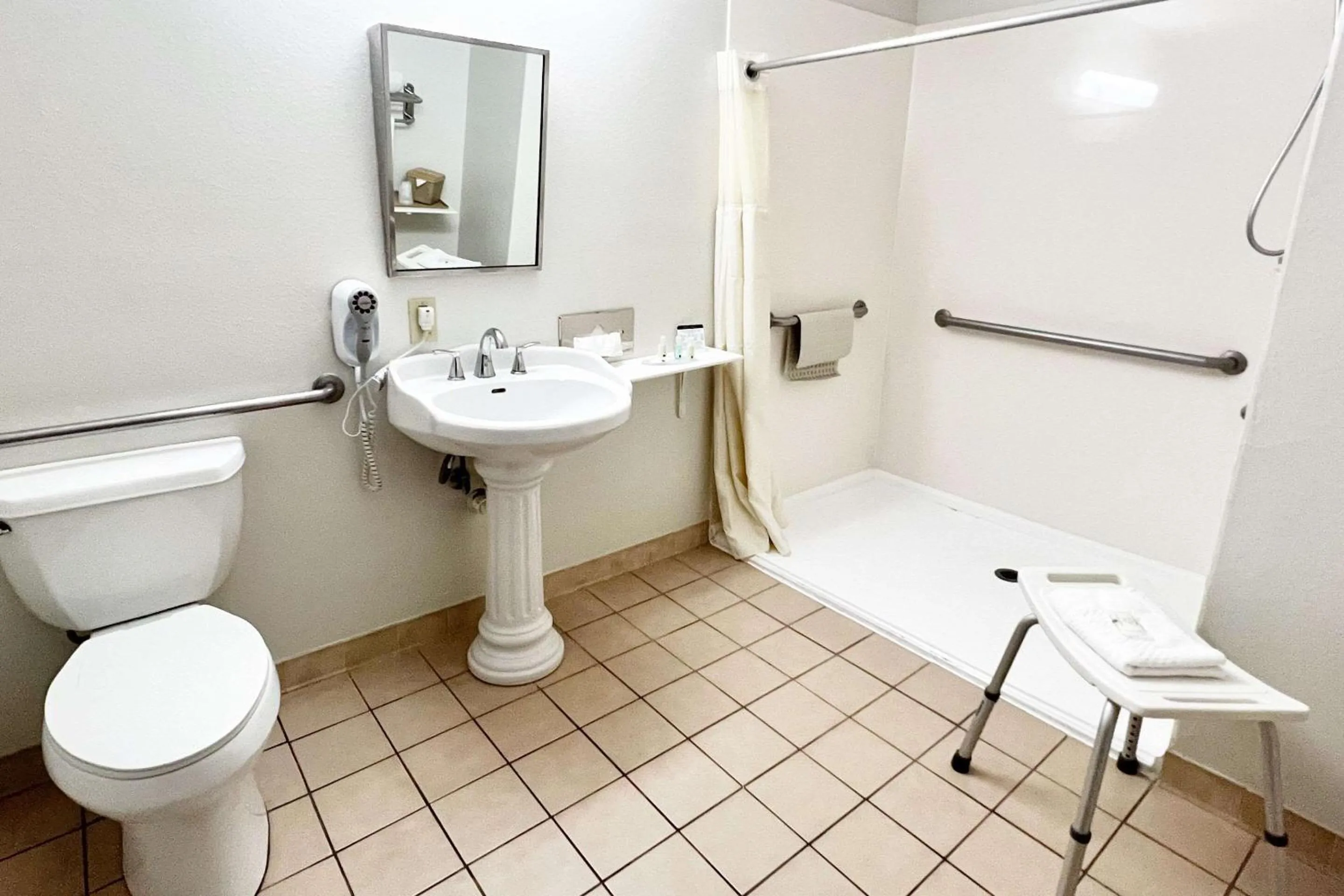 Bedroom in Quality Inn Gainesville I-75