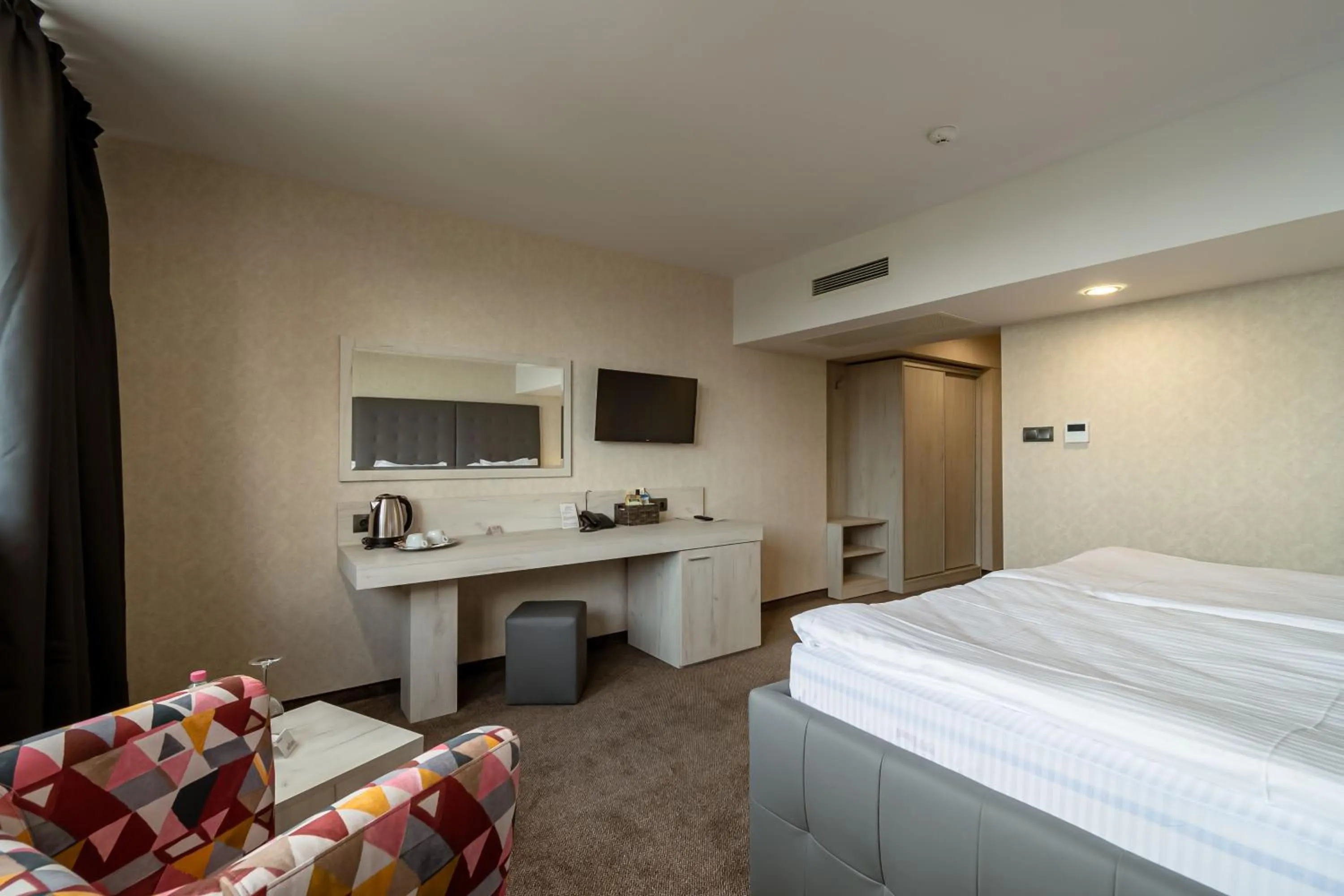 Property building, Bed in Grand Hotel Riga