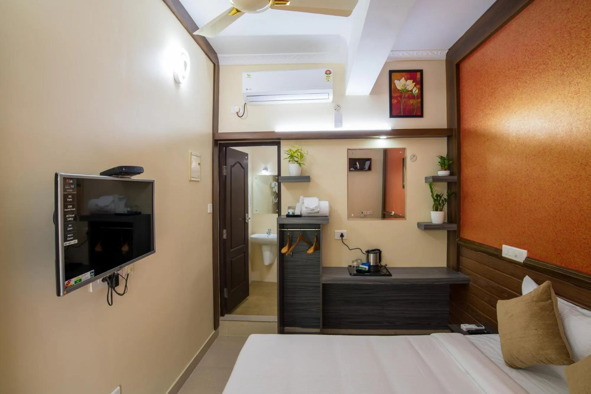 Bedroom, Bed in Gems 9 Airport Hotel