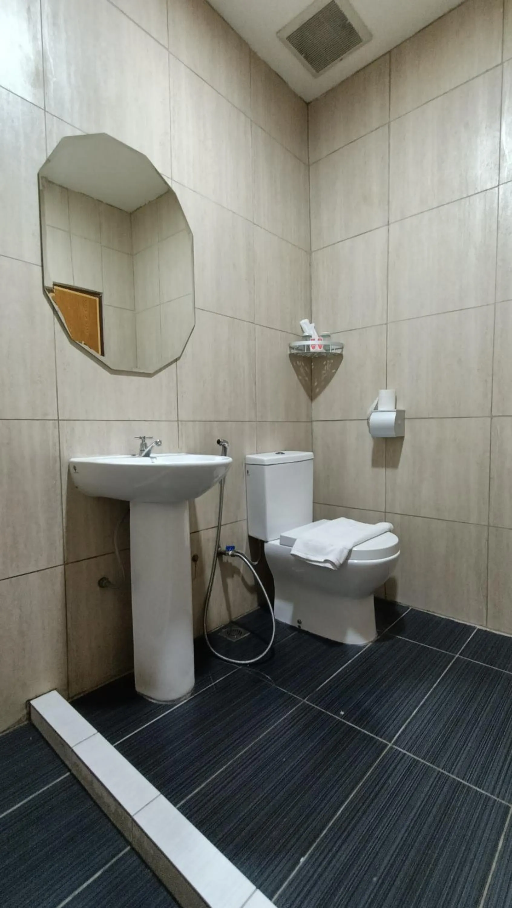 Bathroom in Unikarya Lodge