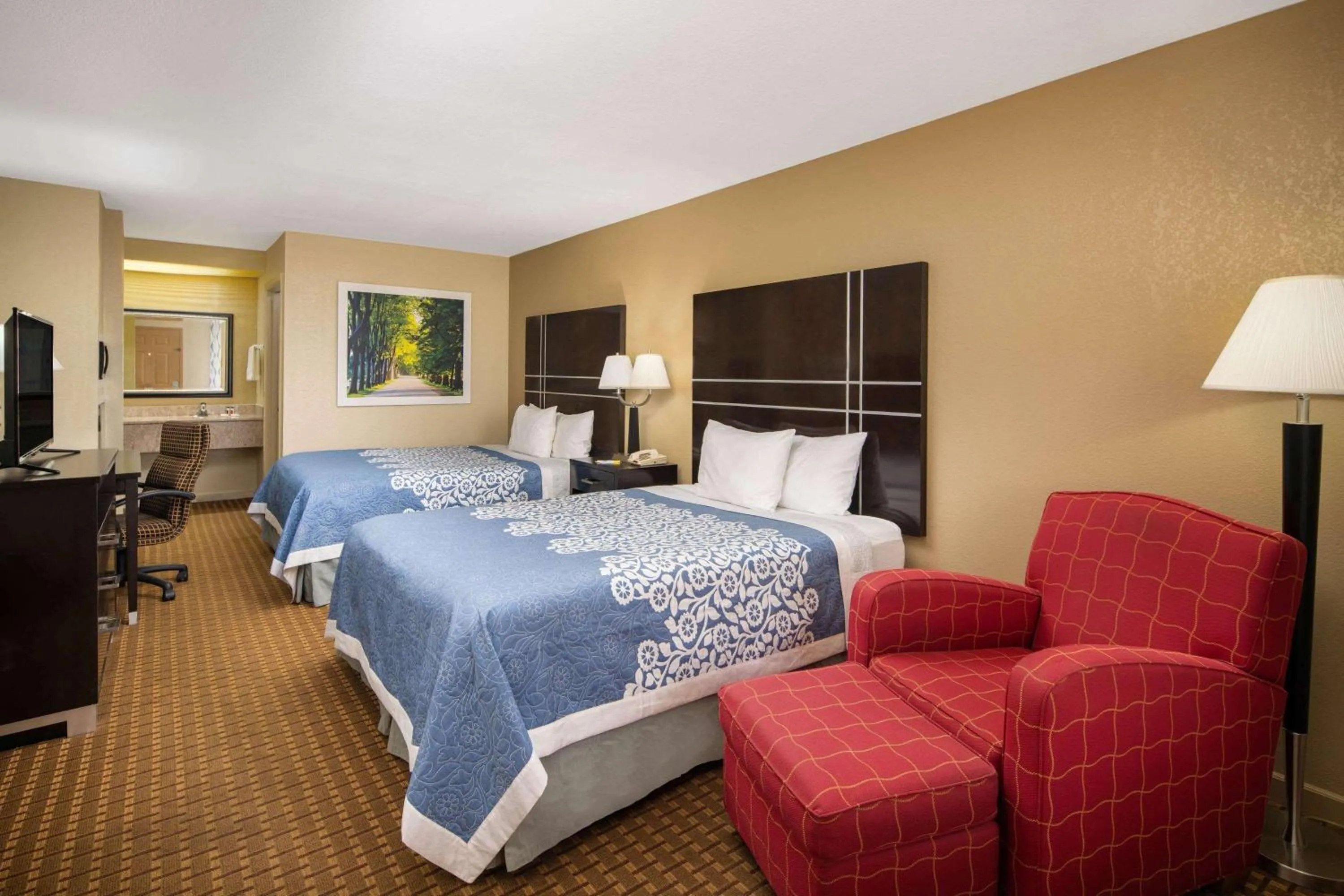 Photo of the whole room, Bed in Days Inn by Wyndham Thomaston