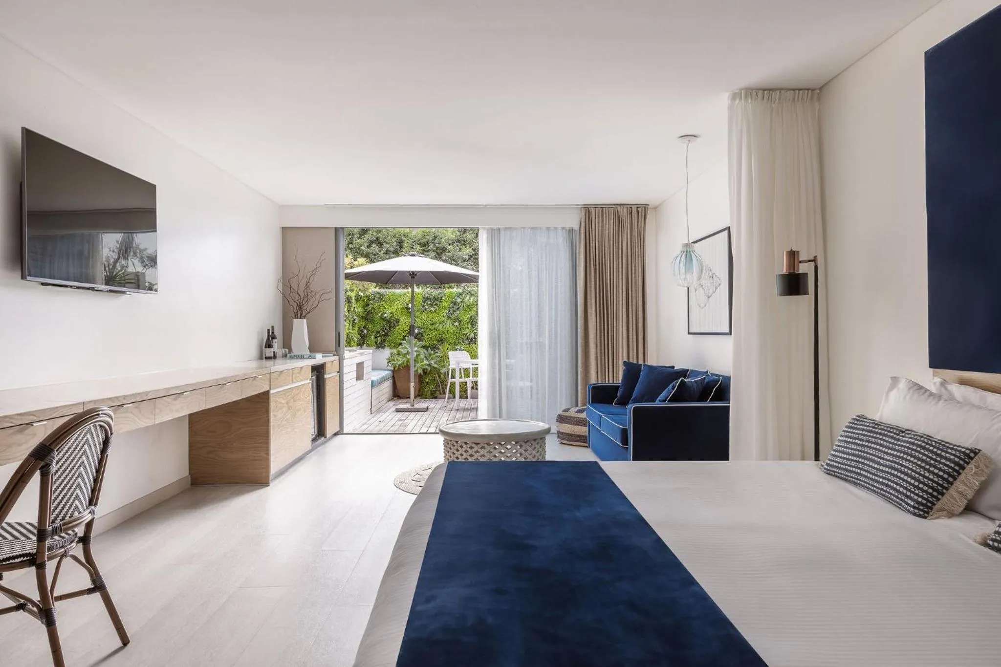 Living room, Bed in Waves Byron Bay