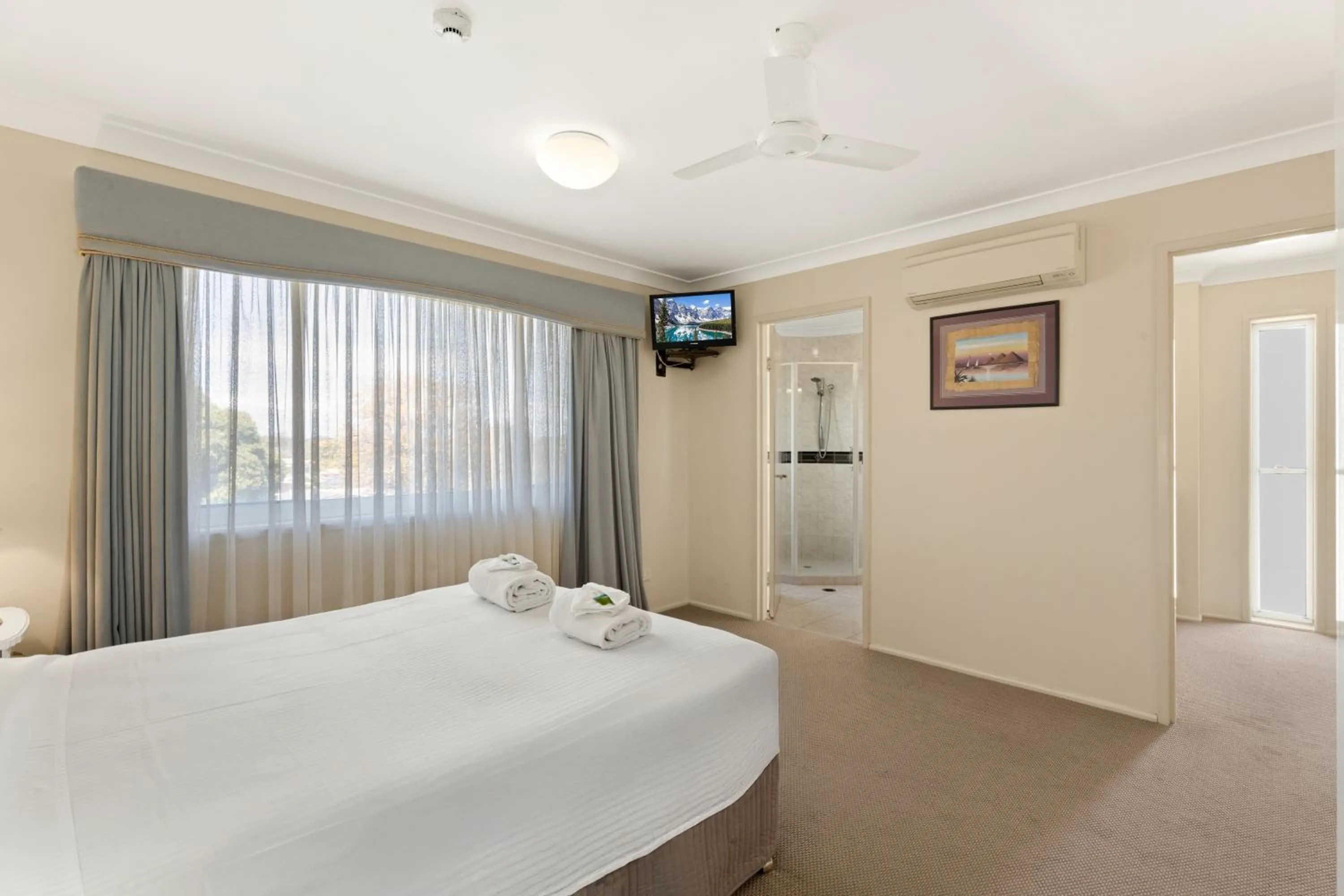 Bed in Charlton on The Esplanade