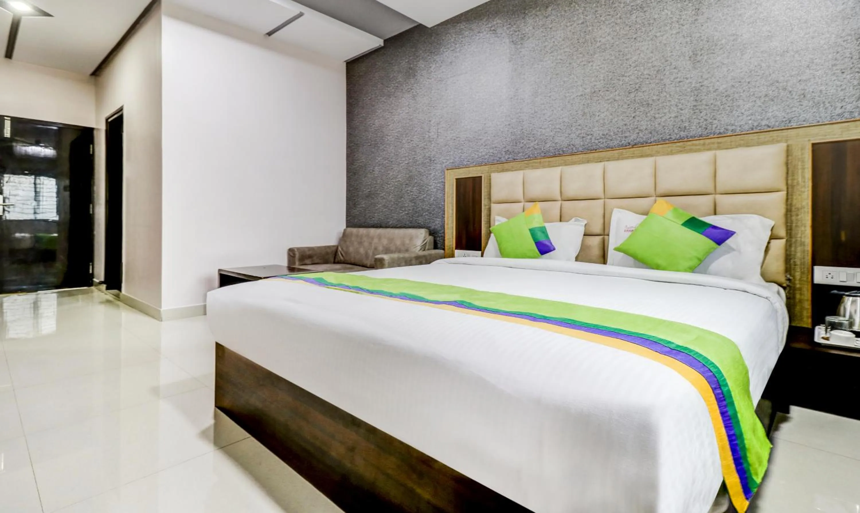 Photo of the whole room, Bed in Treebo Sahara Suites 750 M From St Johns Medical College And Hospital