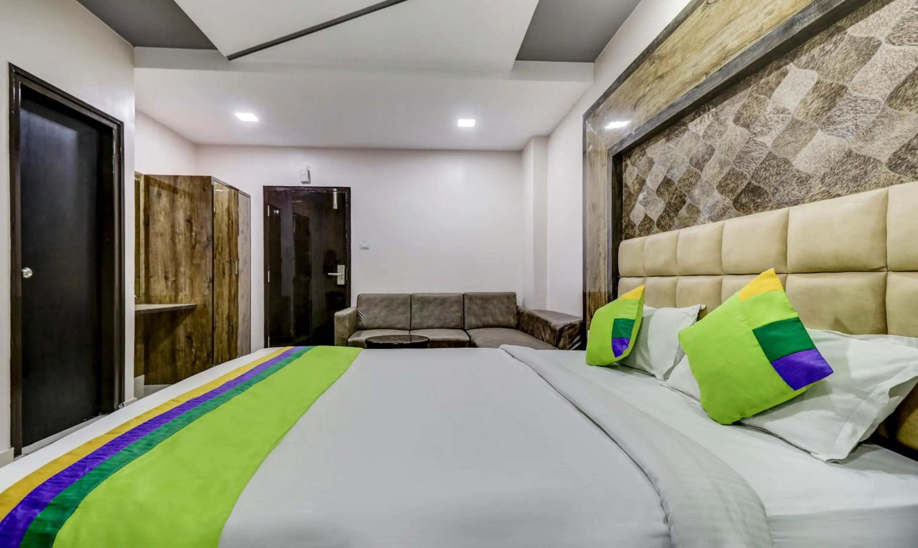 Bedroom, Bed in Treebo Sahara Suites 750 M From St Johns Medical College And Hospital