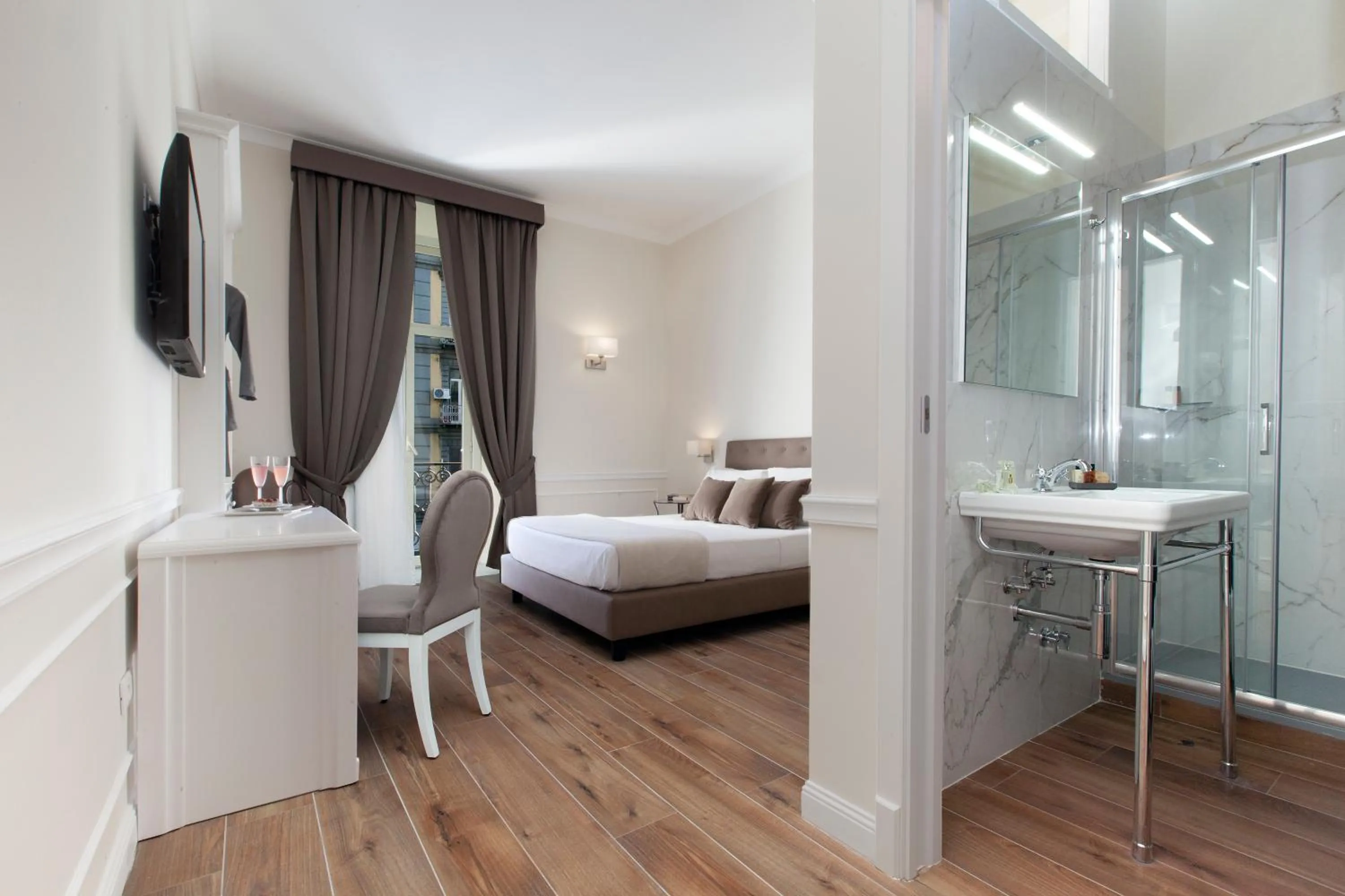 Photo of the whole room, Bed in La Fontanina Suites