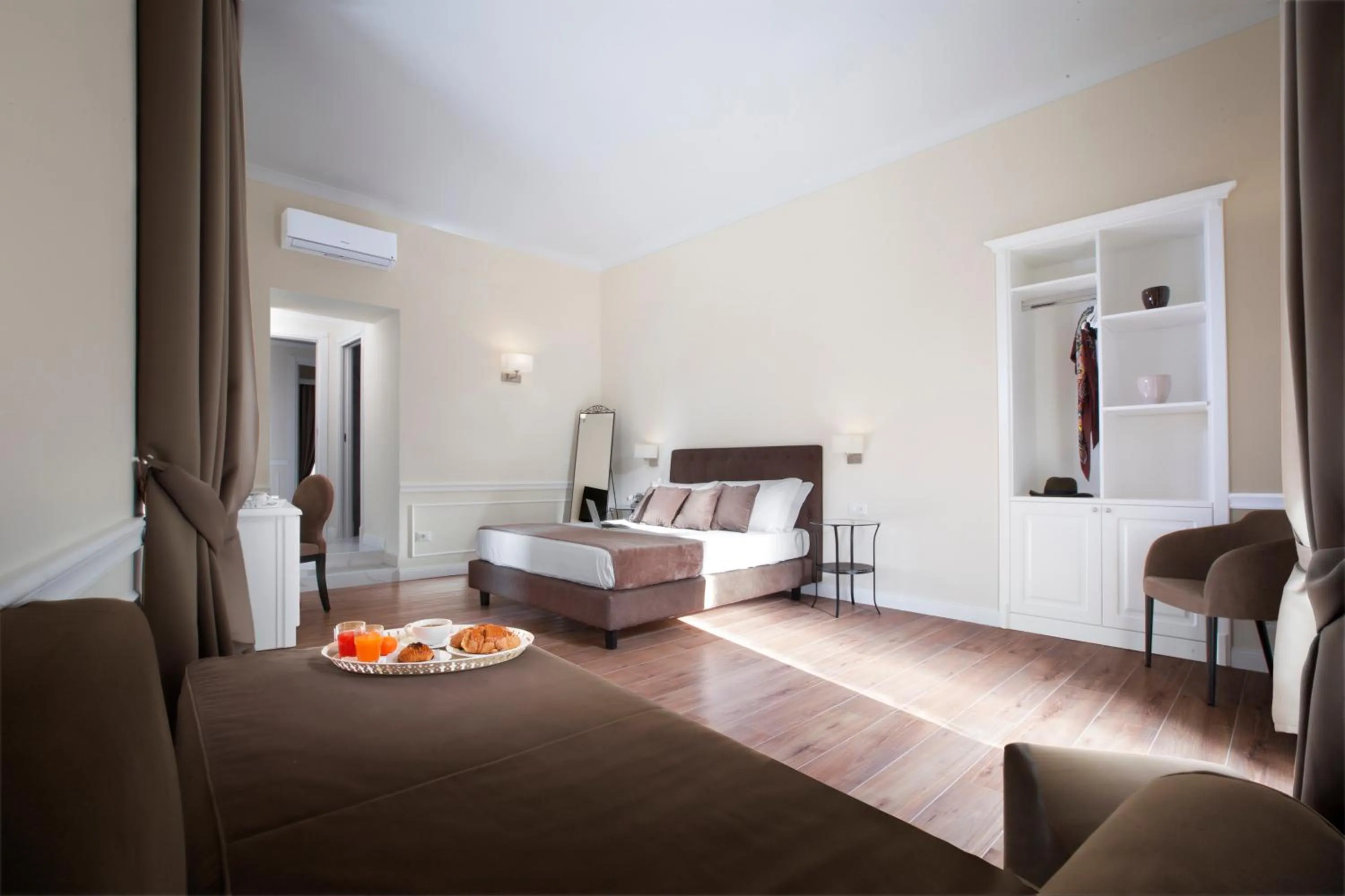 Bedroom, Bed in La Fontanina Suites