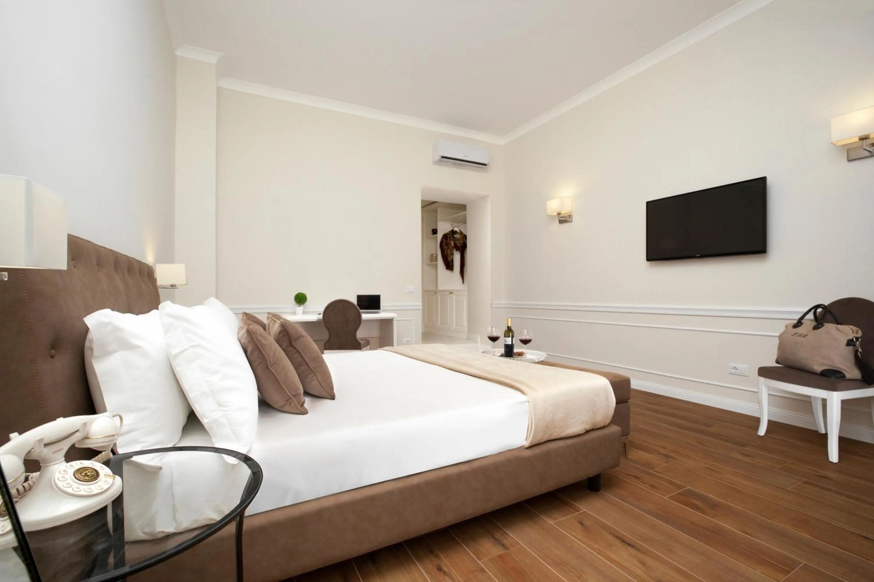 Bedroom, Bed in La Fontanina Suites