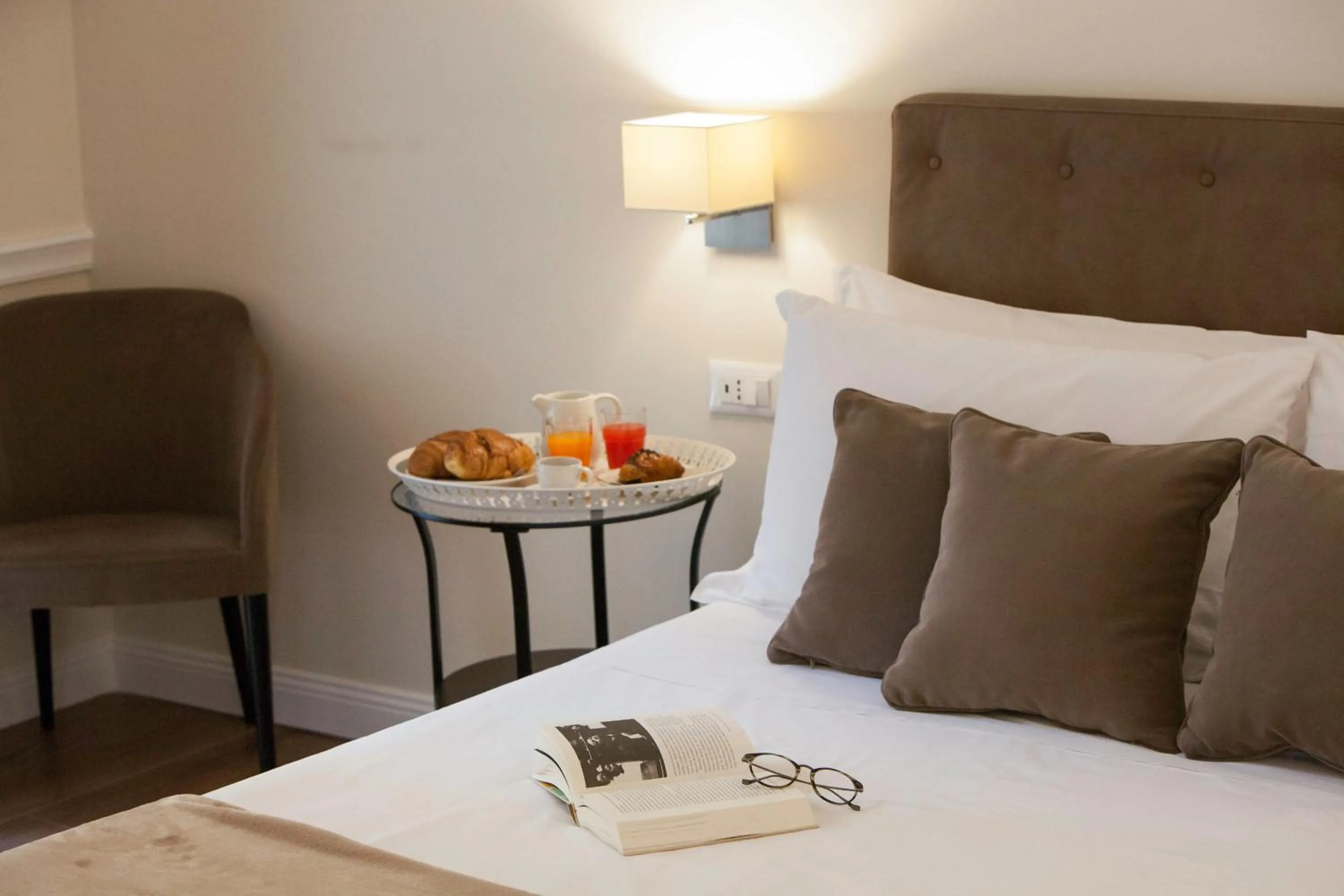 Decorative detail, Bed in La Fontanina Suites