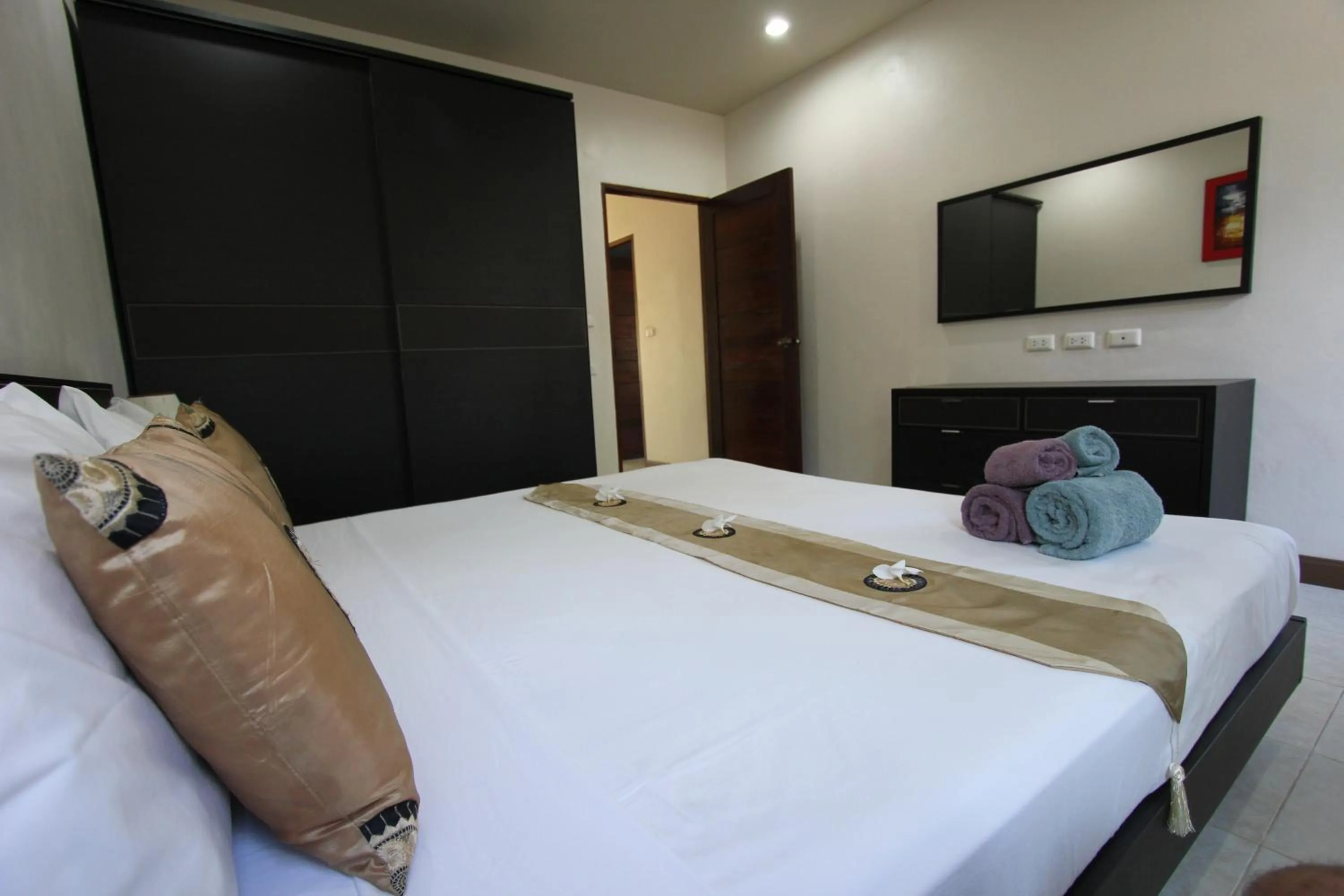 Bedroom, Bed in Babylon Pool Villas