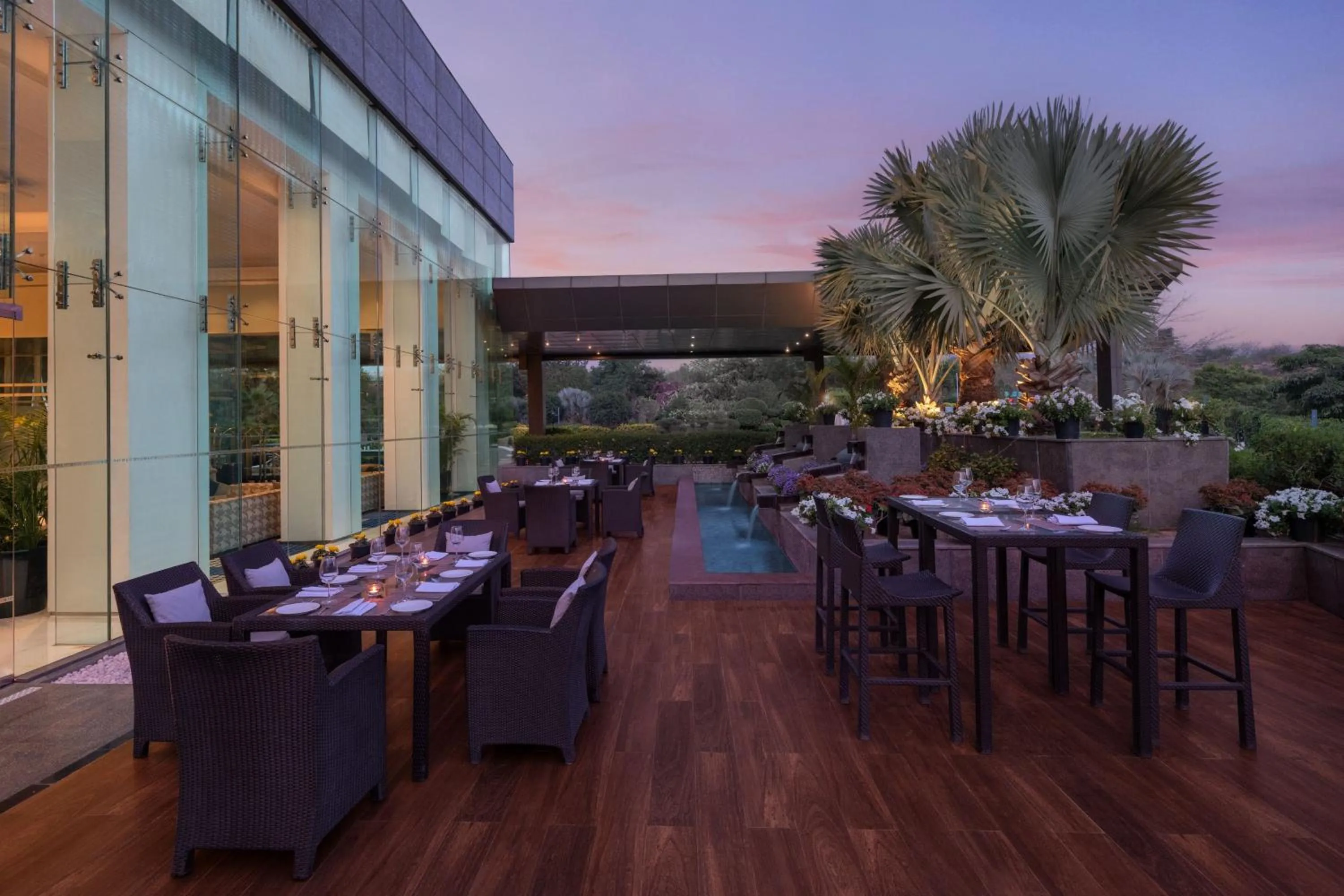 Restaurant/places to eat in Le Meridien Gurgaon, Delhi NCR