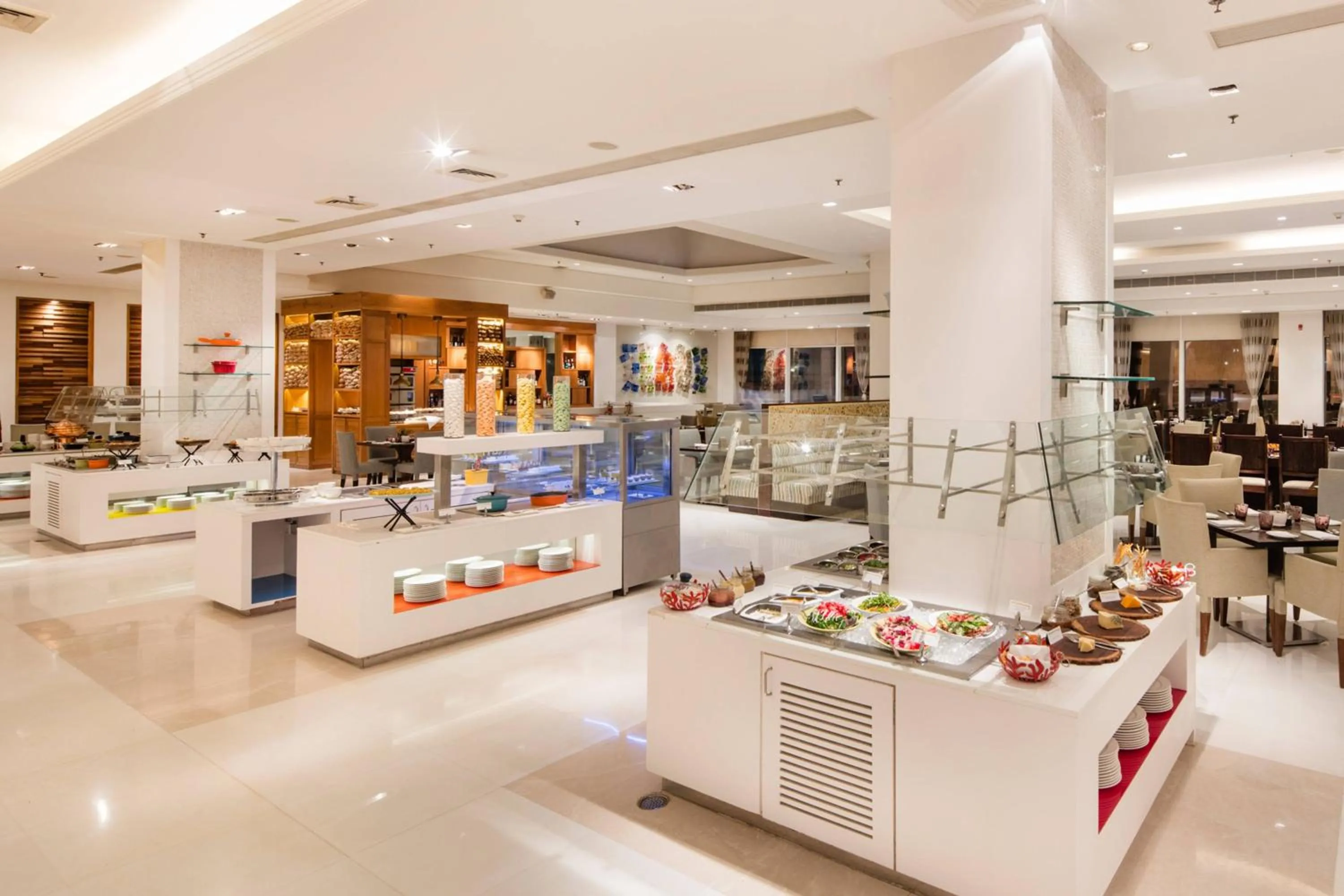 Restaurant/places to eat in Le Meridien Gurgaon, Delhi NCR