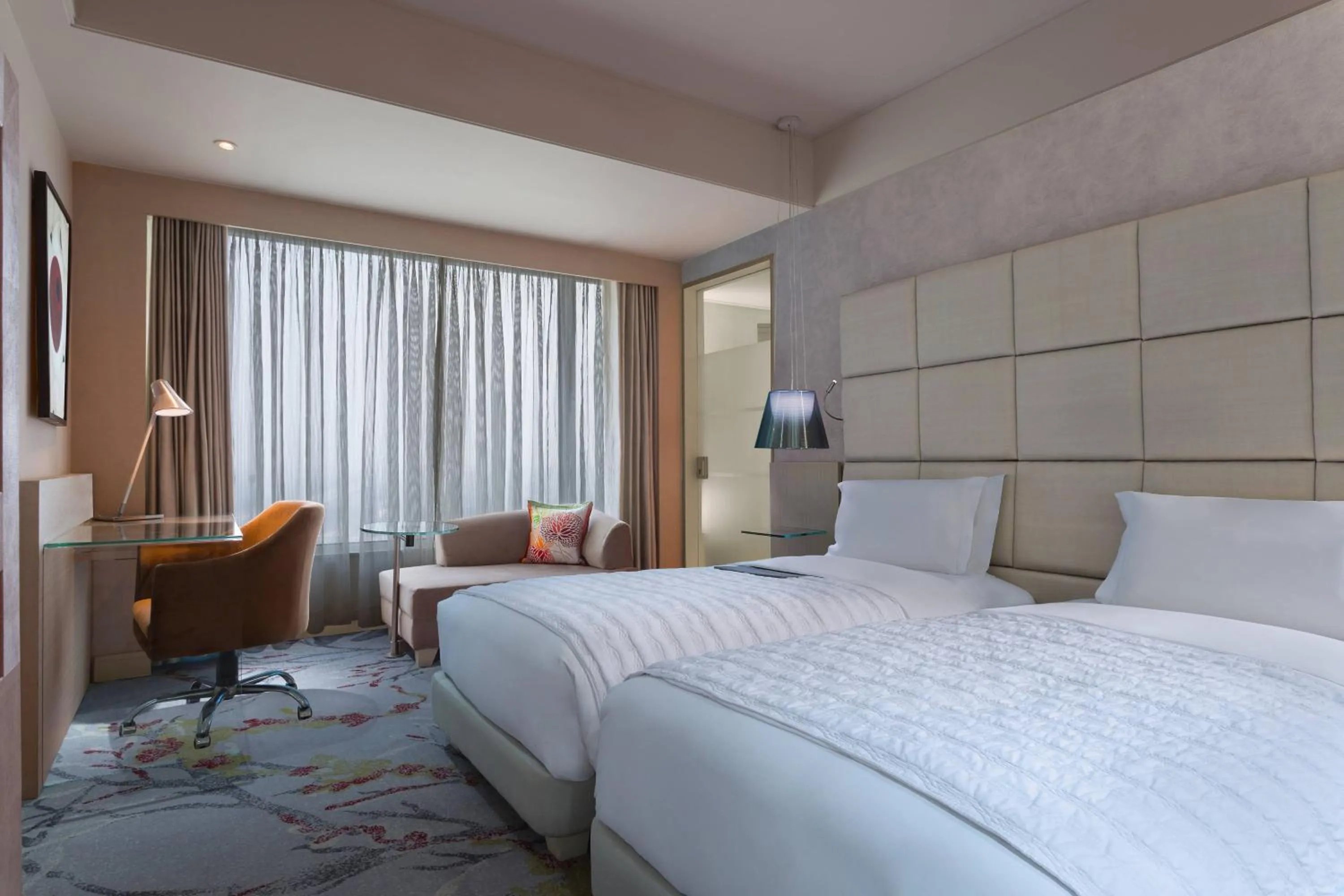 Photo of the whole room, Bed in Le Meridien Gurgaon, Delhi NCR