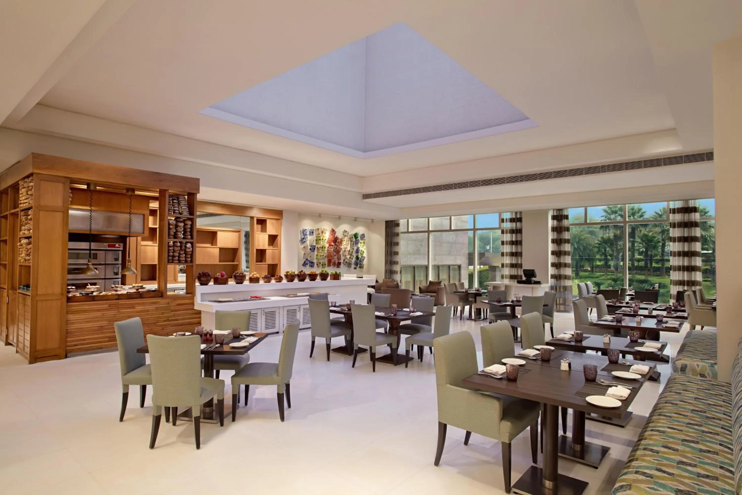 Restaurant/places to eat in Le Meridien Gurgaon, Delhi NCR