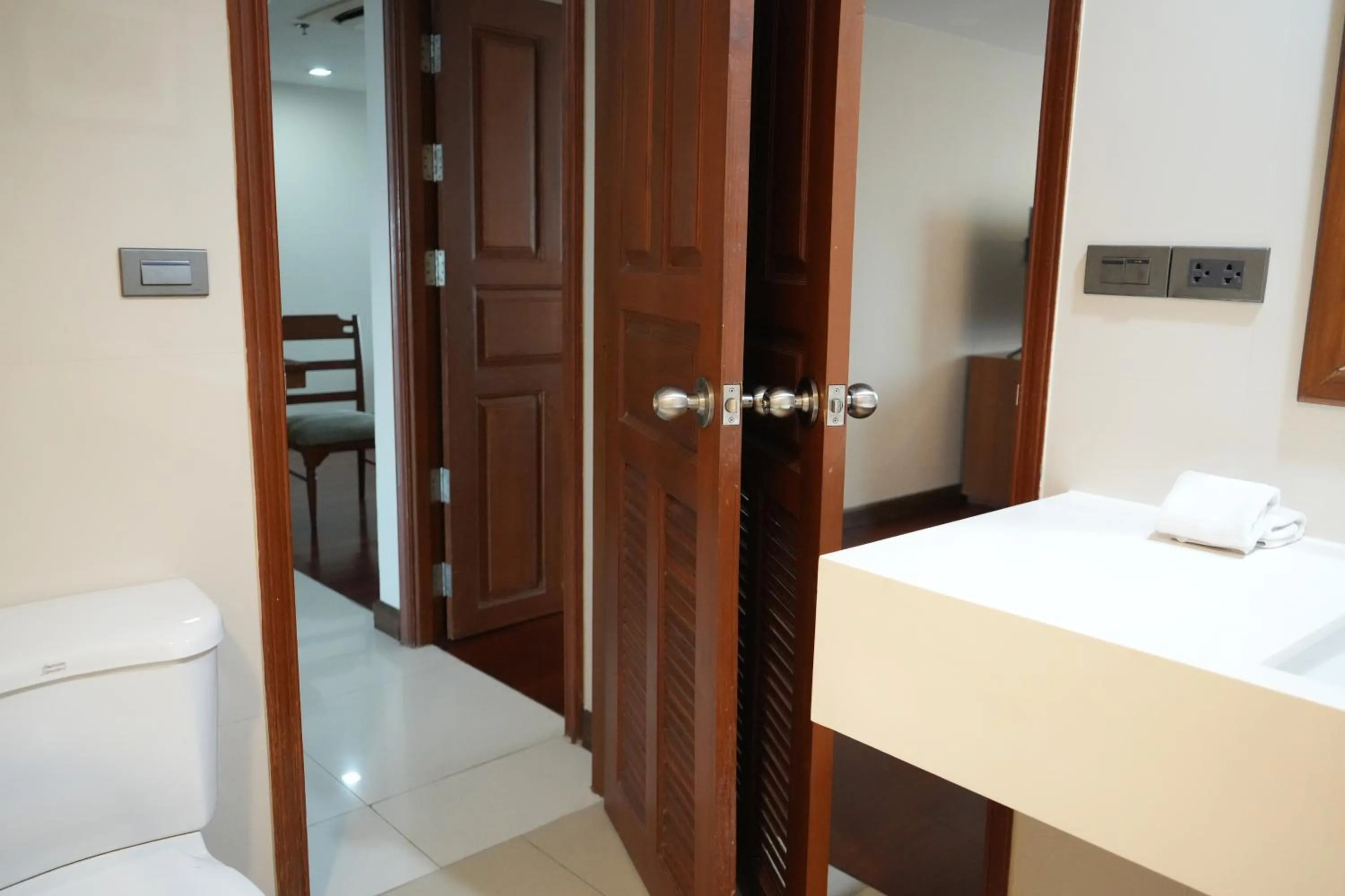 Bathroom, Bed in Royal Suite Hotel Bangkok