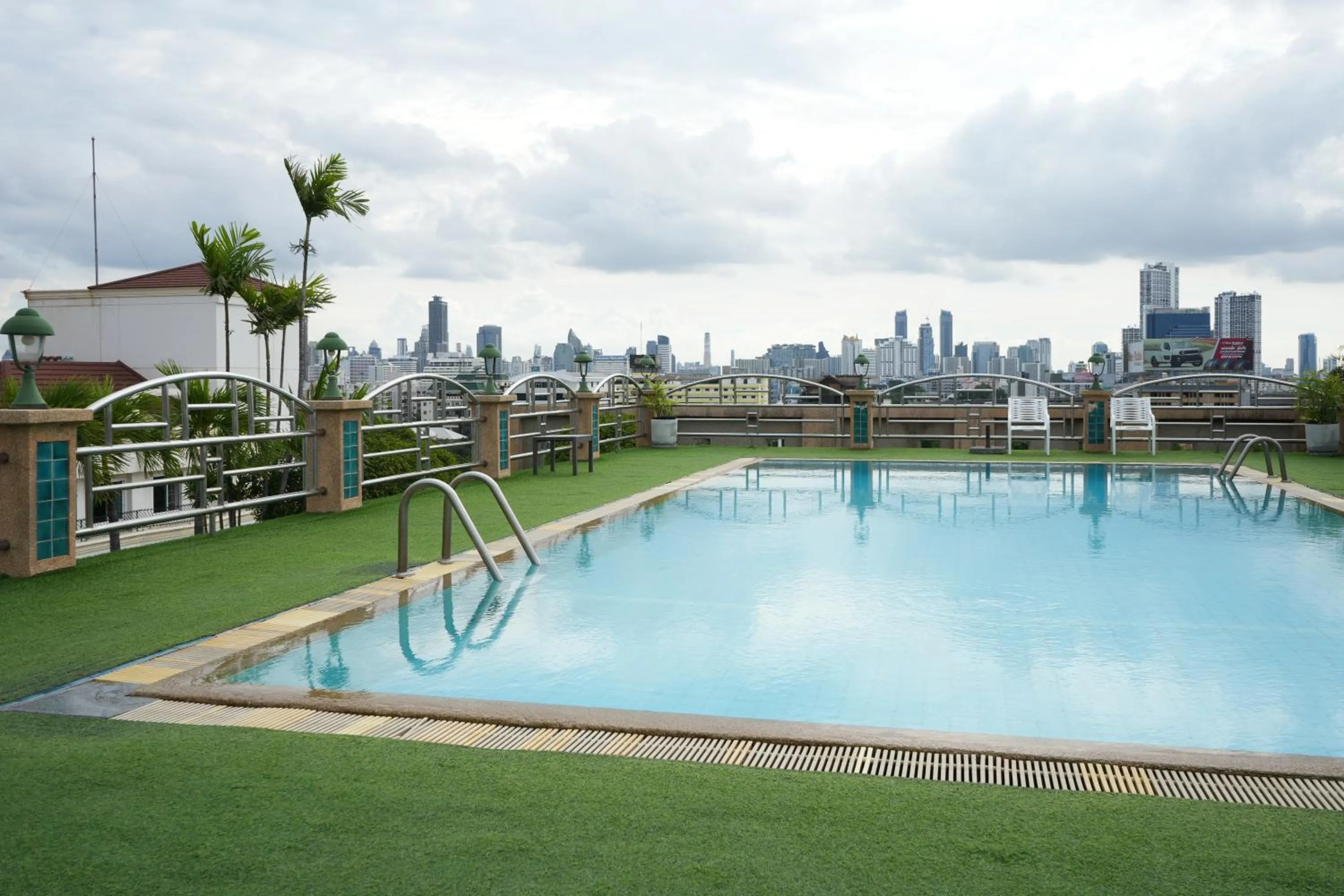 Swimming pool in Royal Suite Hotel Bangkok