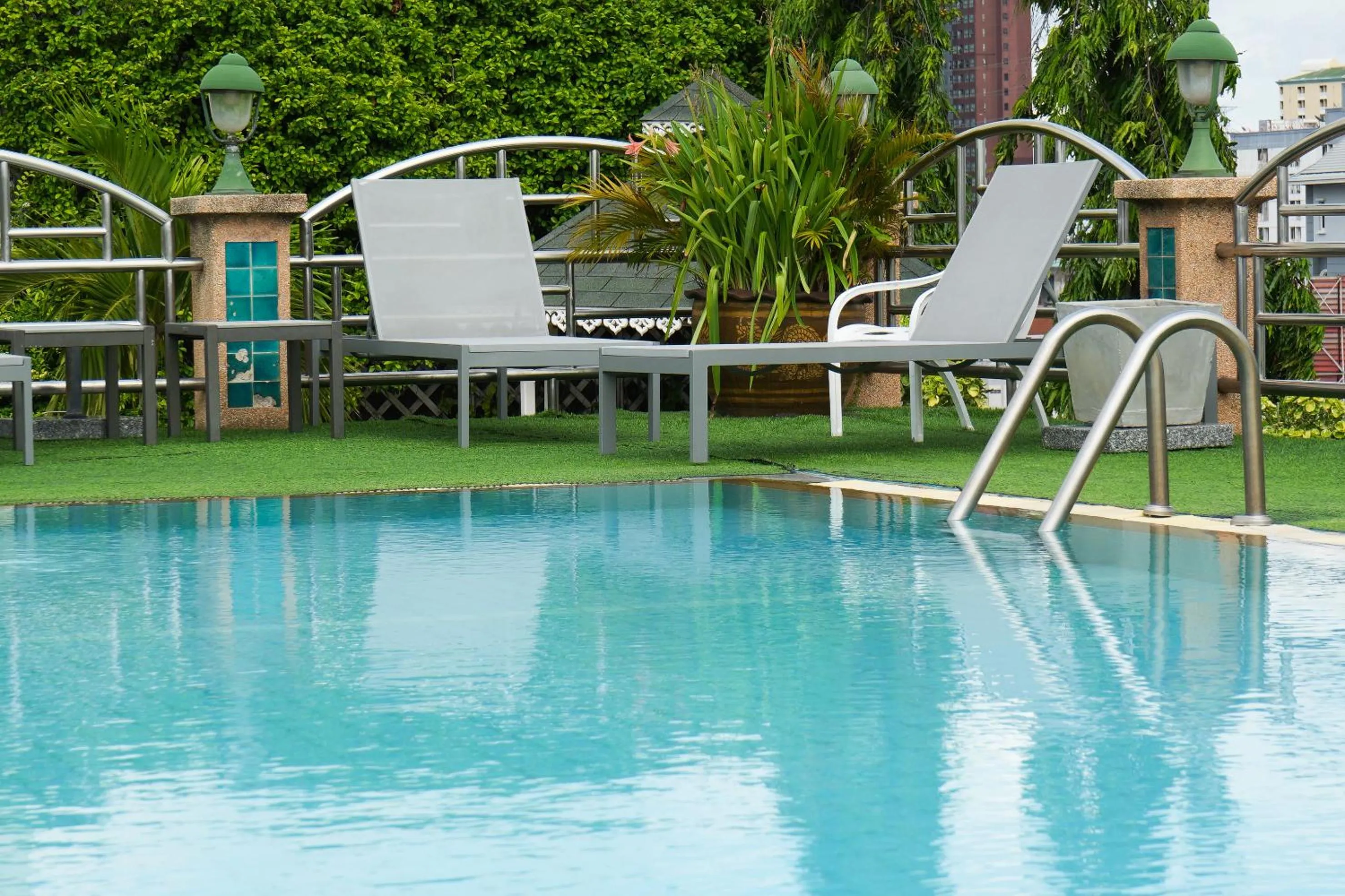Swimming pool in Royal Suite Hotel Bangkok