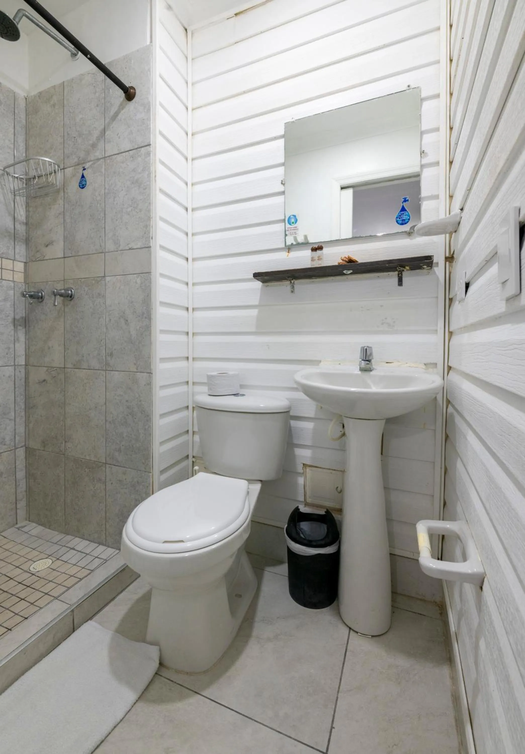 Shower in Hotel Las Lunas