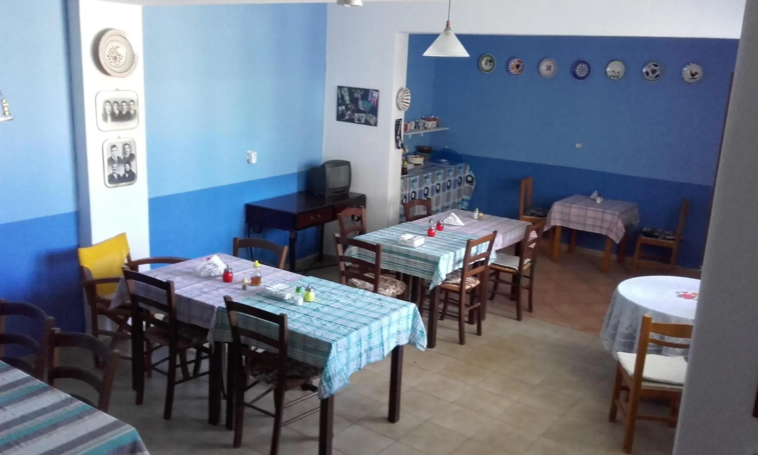 Communal kitchen in Nikos Hotel
