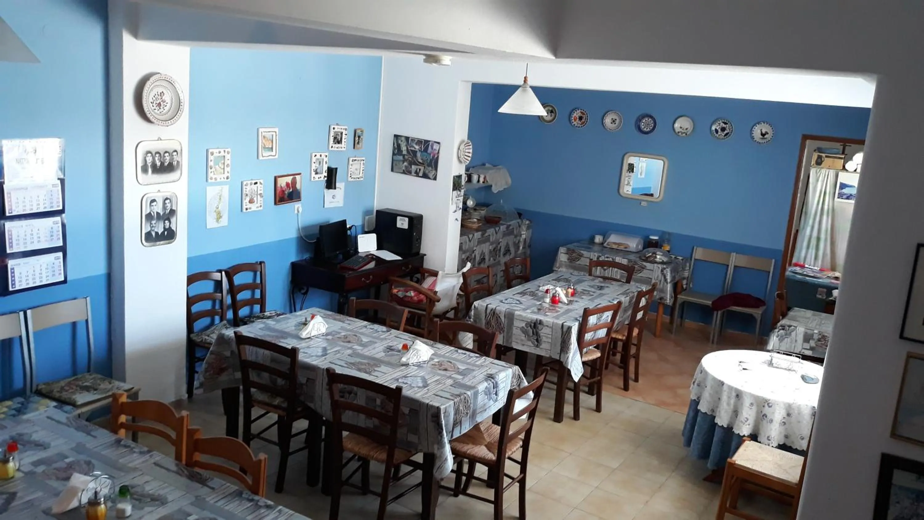 Restaurant/places to eat in Nikos Hotel