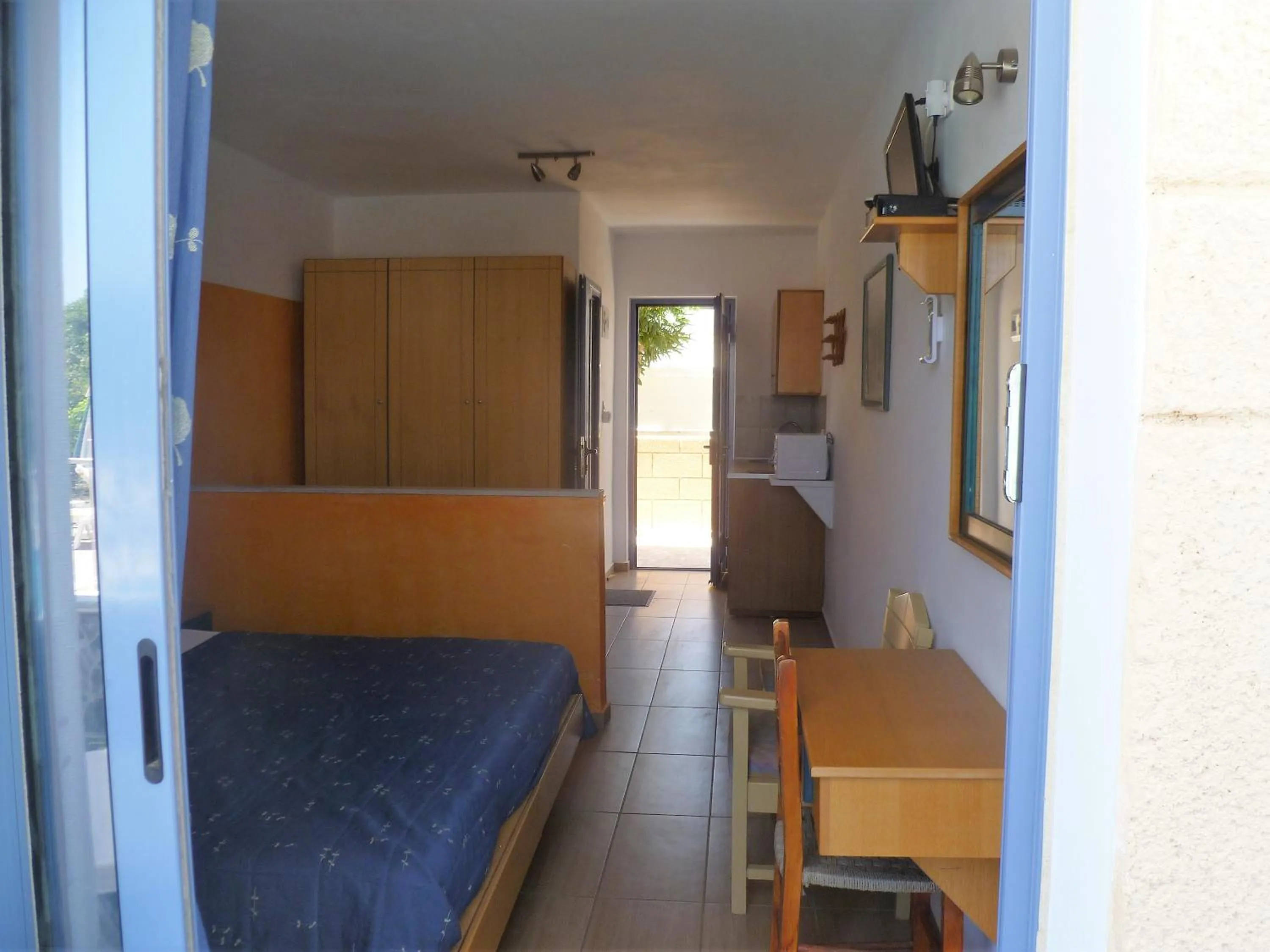 Photo of the whole room, Bed in Paraschos Studios Kos