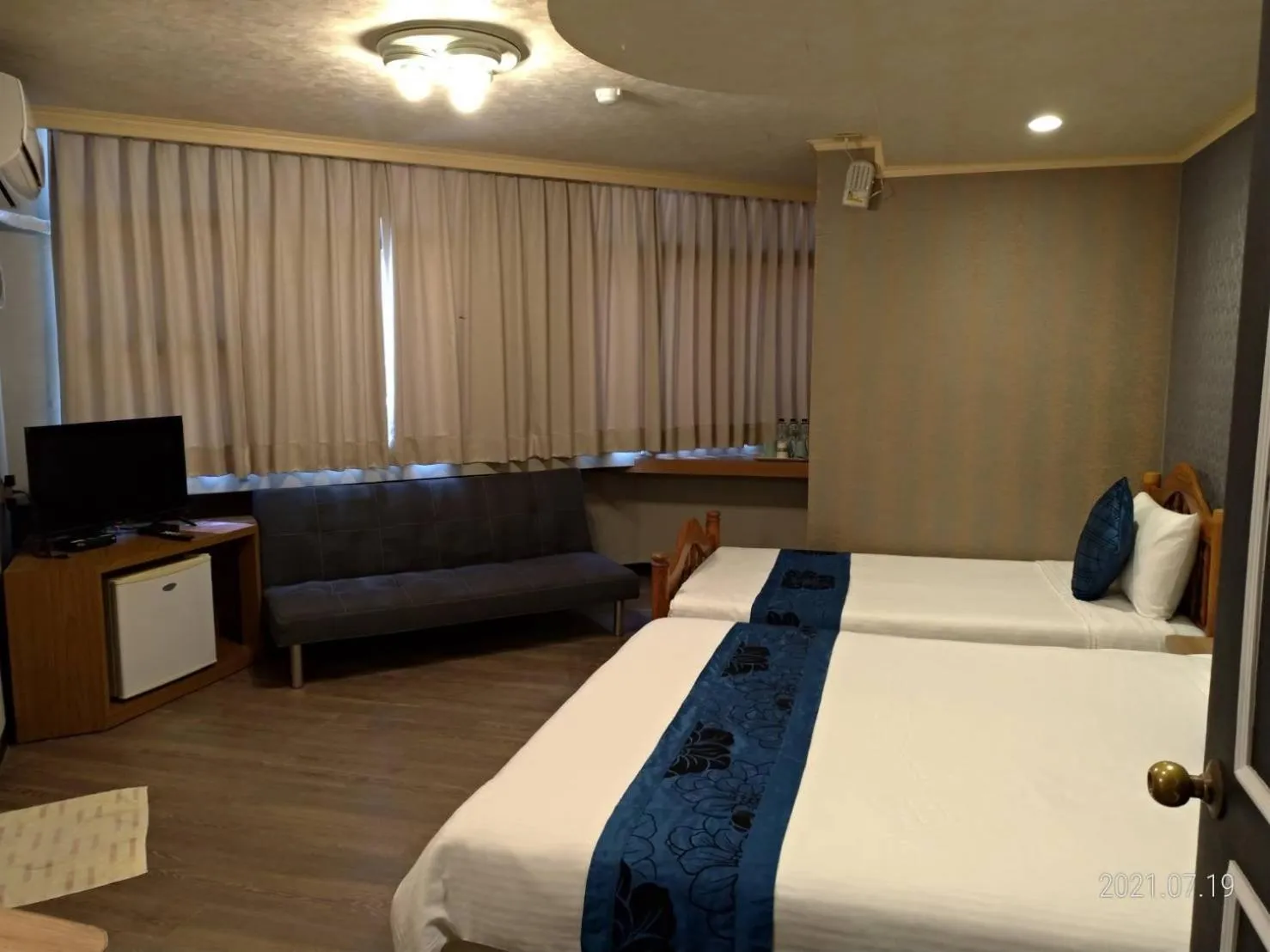 Property building, Bed in Guan Lun Hotel