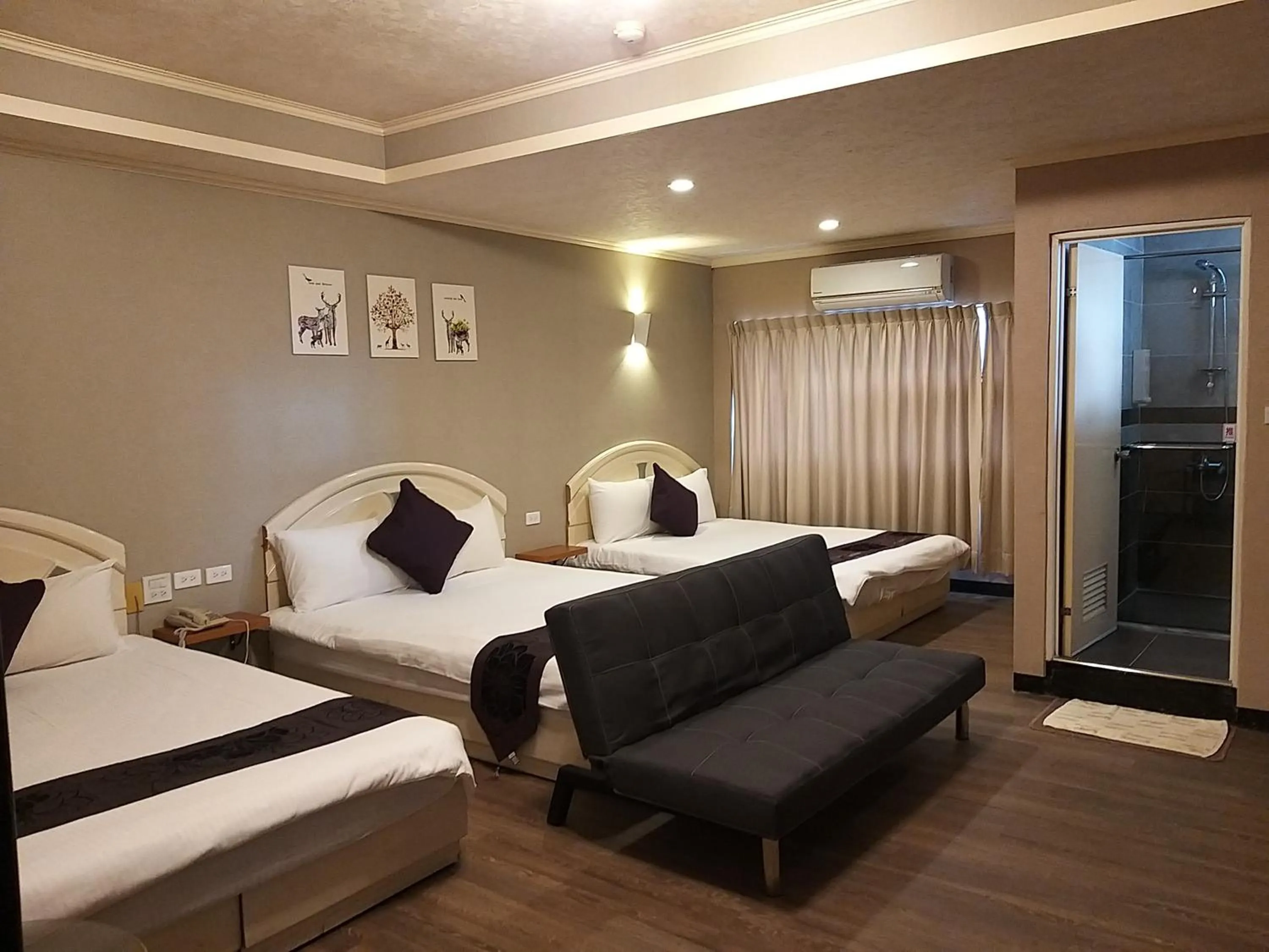 Photo of the whole room, Bed in Guan Lun Hotel