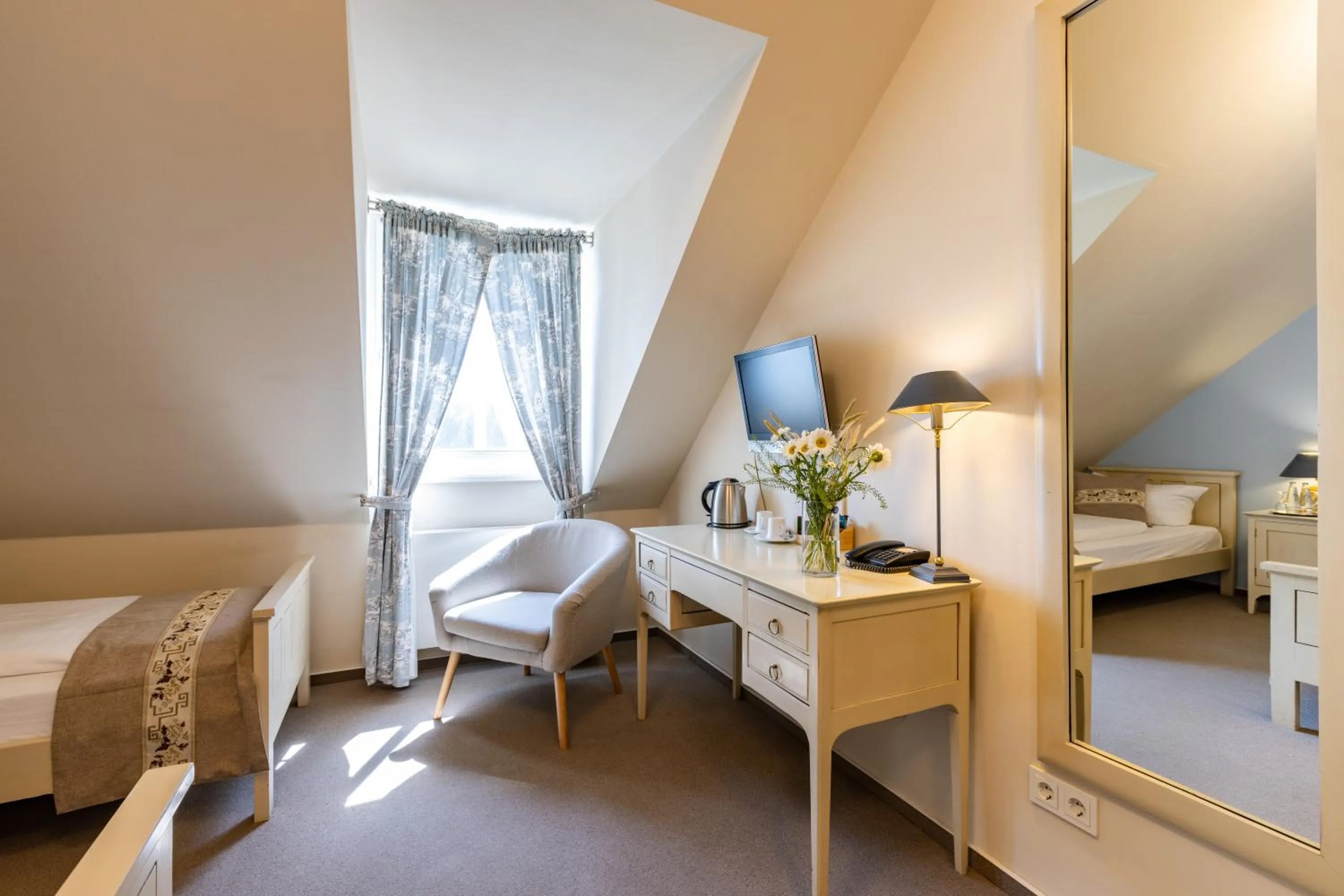 Living room, Bed in Café Wildau Hotel & Restaurant am Werbellinsee