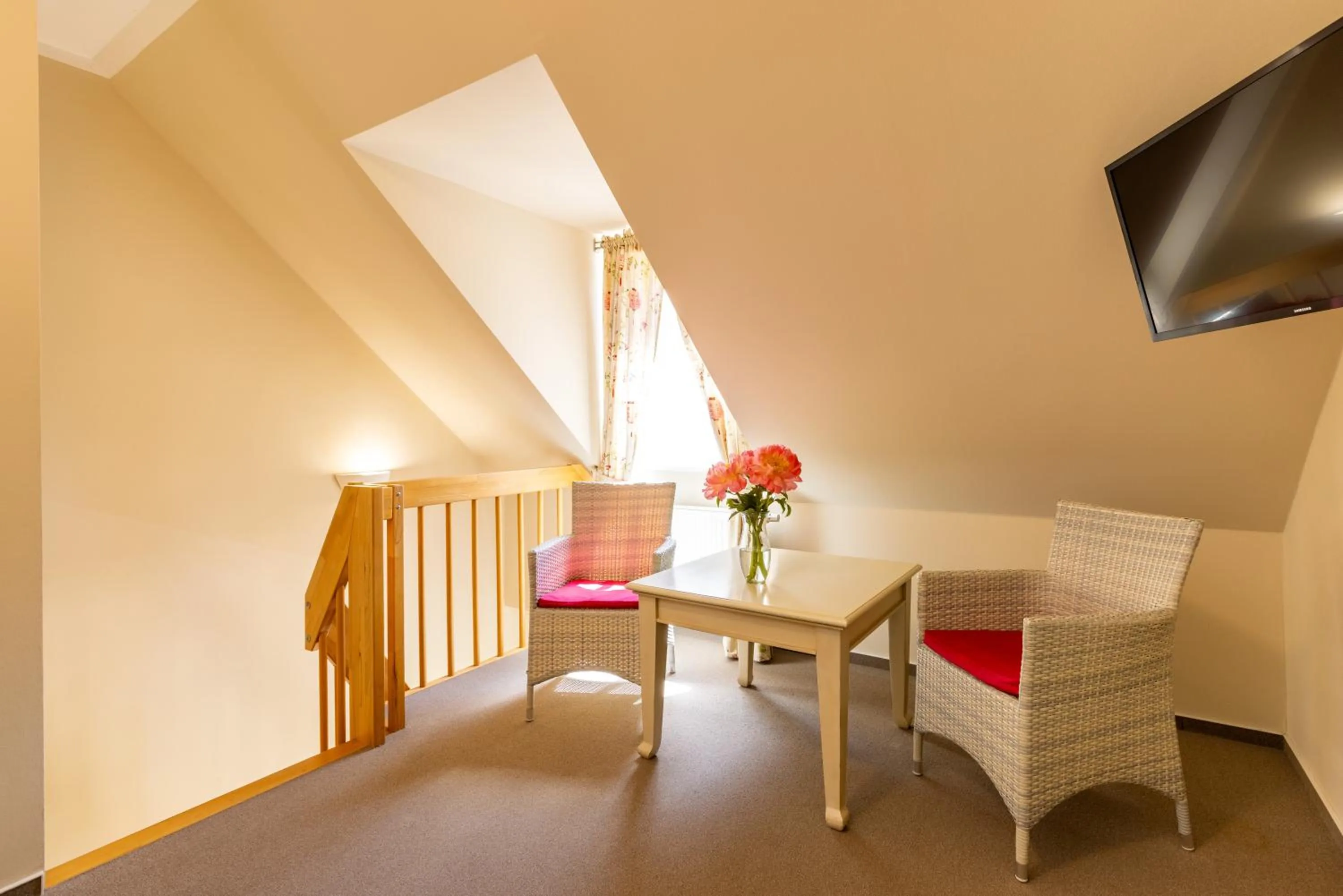 Seating area in Café Wildau Hotel & Restaurant am Werbellinsee