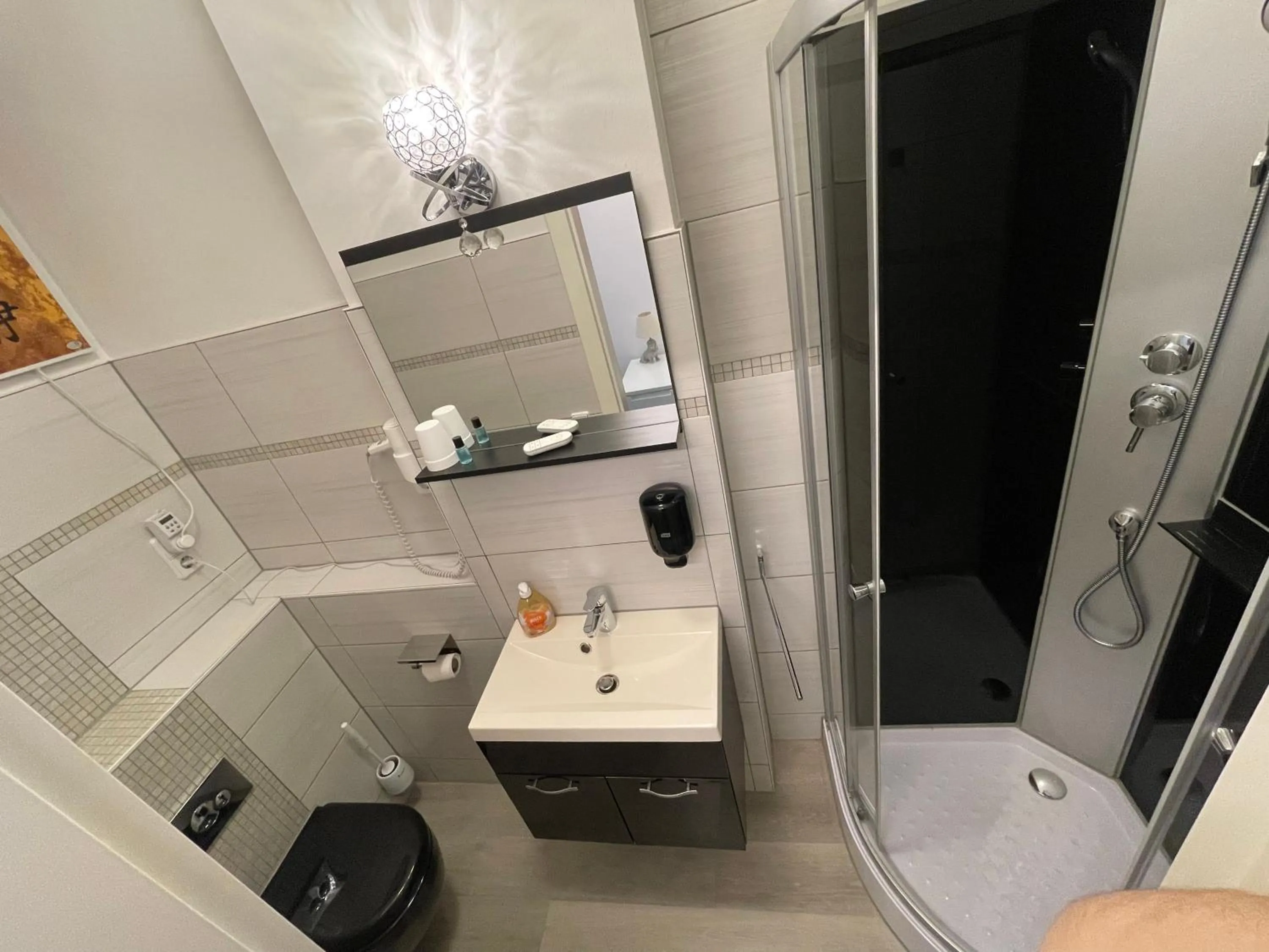 Shower in Hotel Maison LeMi