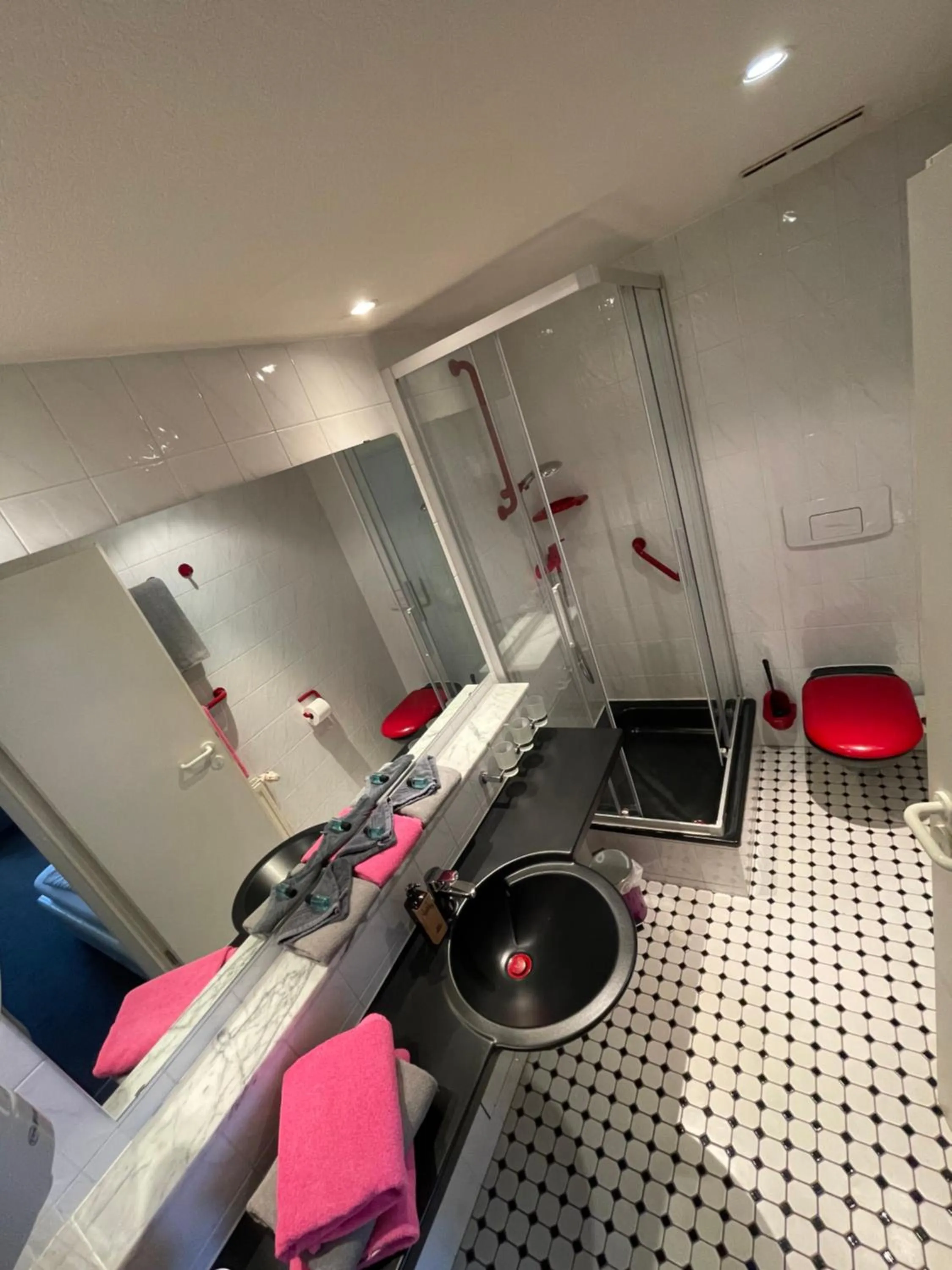 Shower in Hotel Maison LeMi