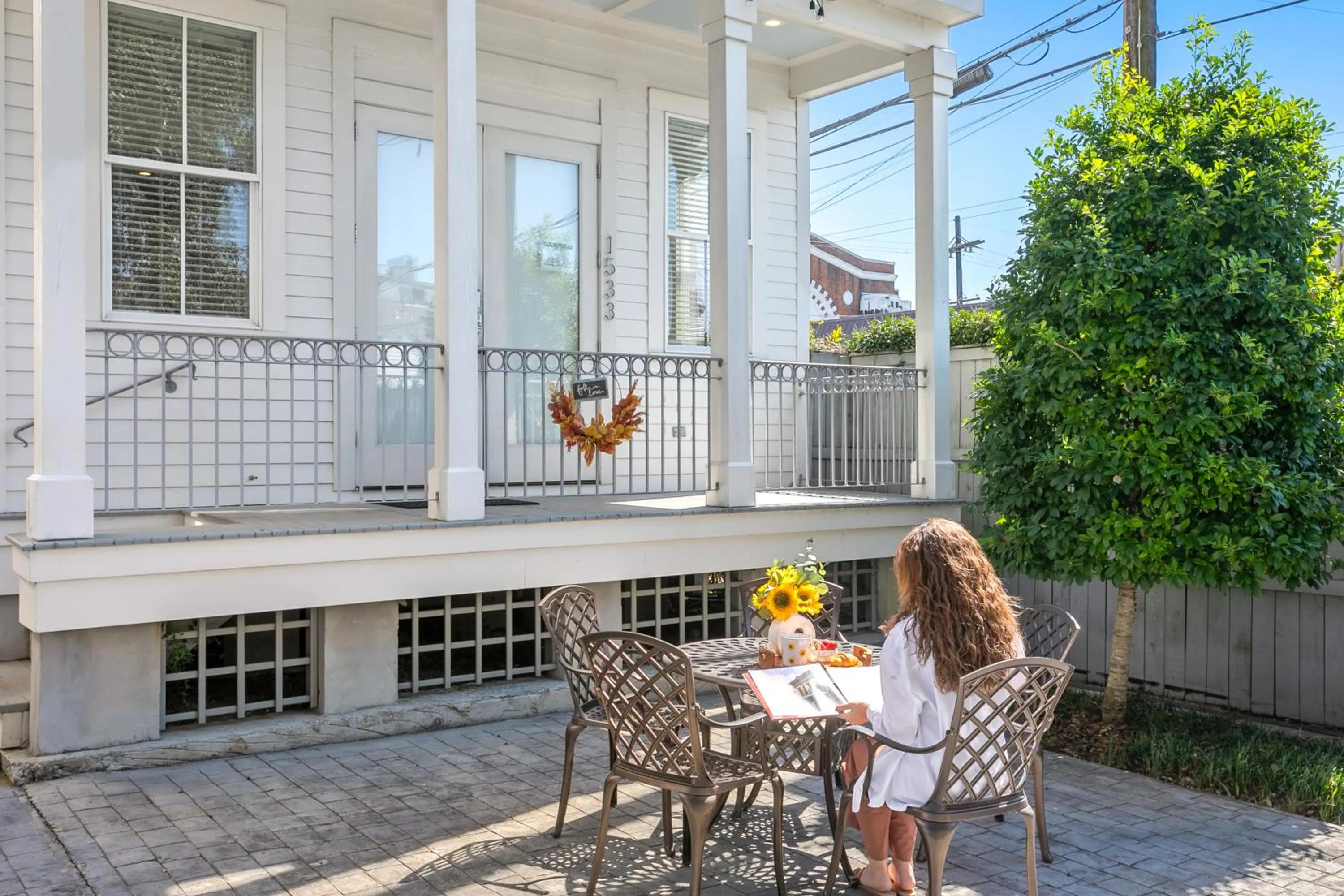 Property building in Charming 2BR on Carondelet by Hosteeva