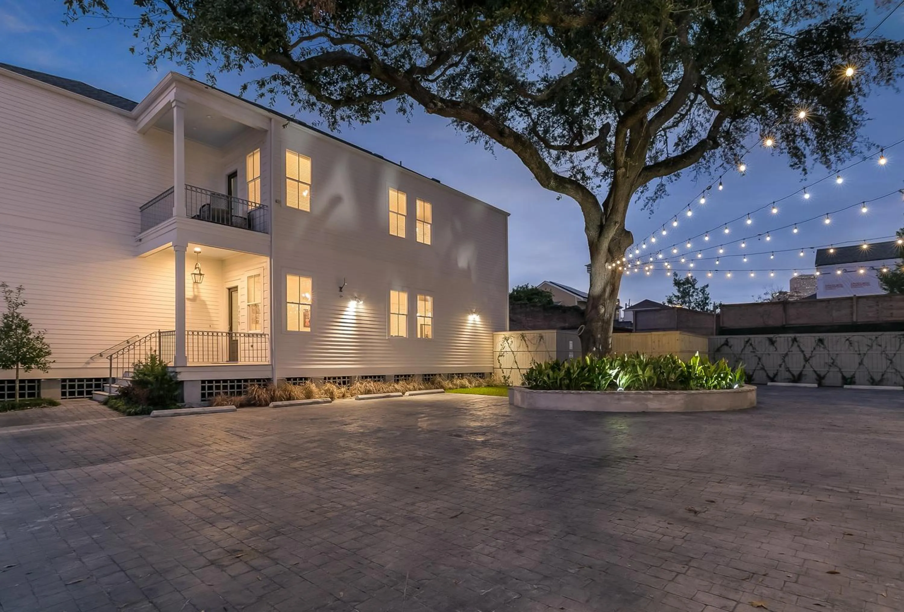 Property building in Charming 2BR on Carondelet by Hosteeva