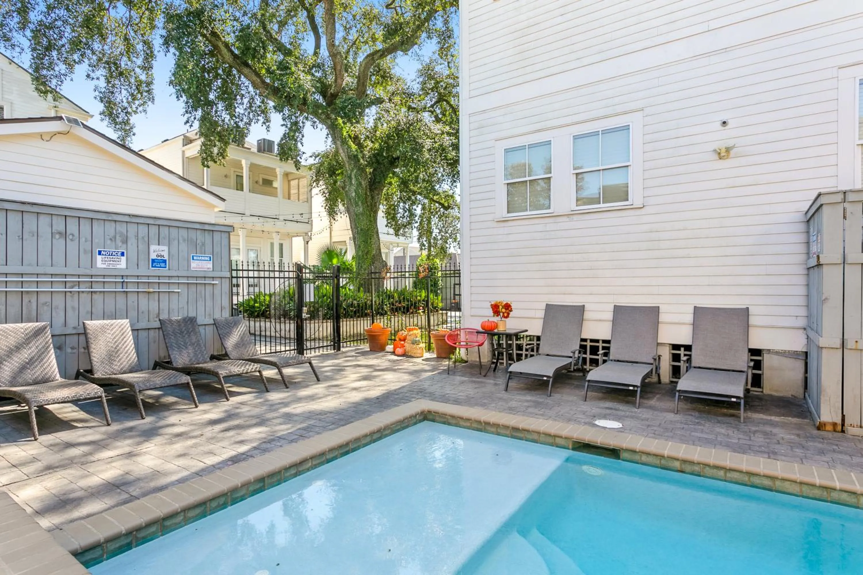 Pool view in Charming 2BR on Carondelet by Hosteeva