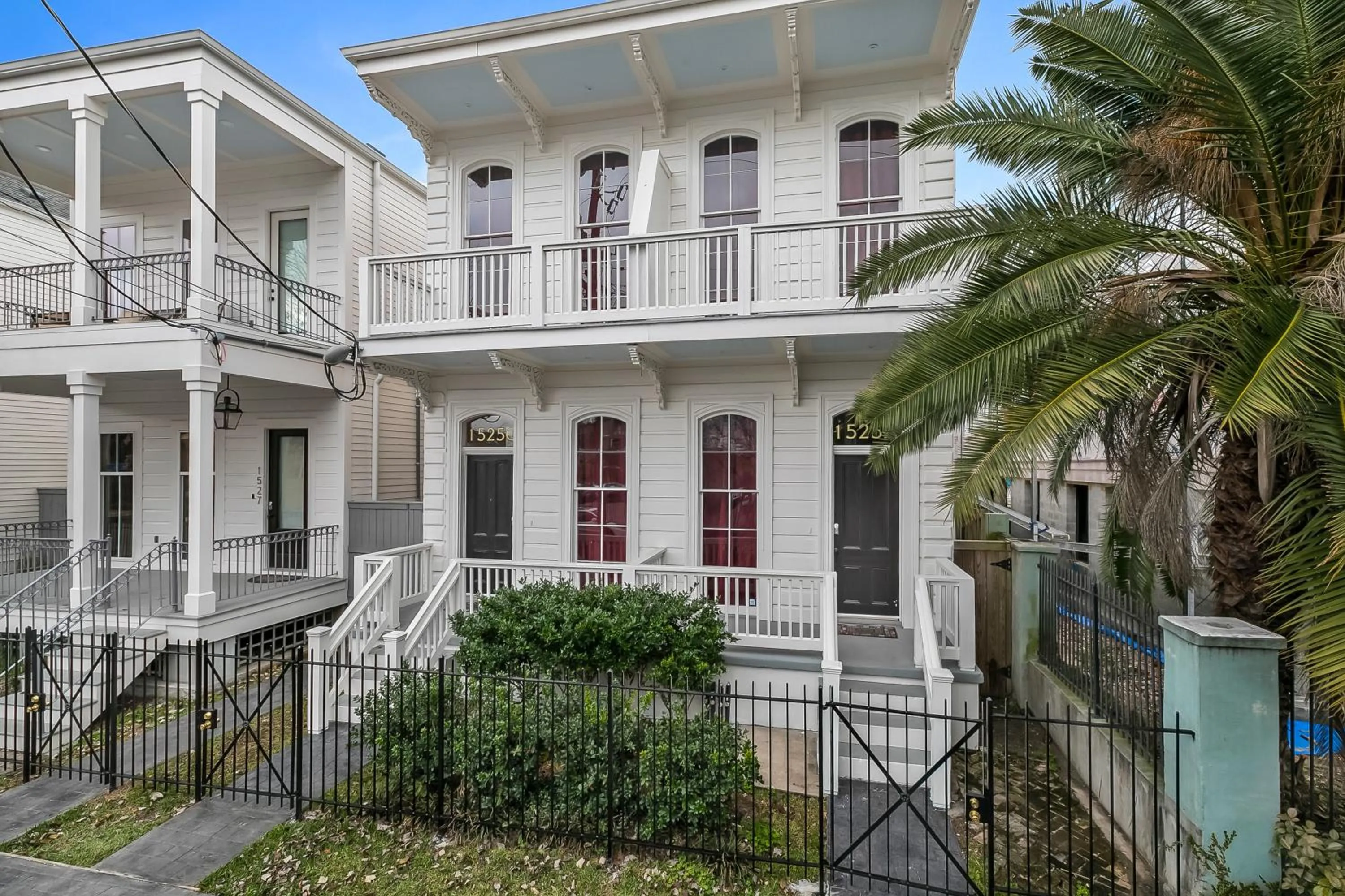 Property building in Charming 2BR on Carondelet by Hosteeva
