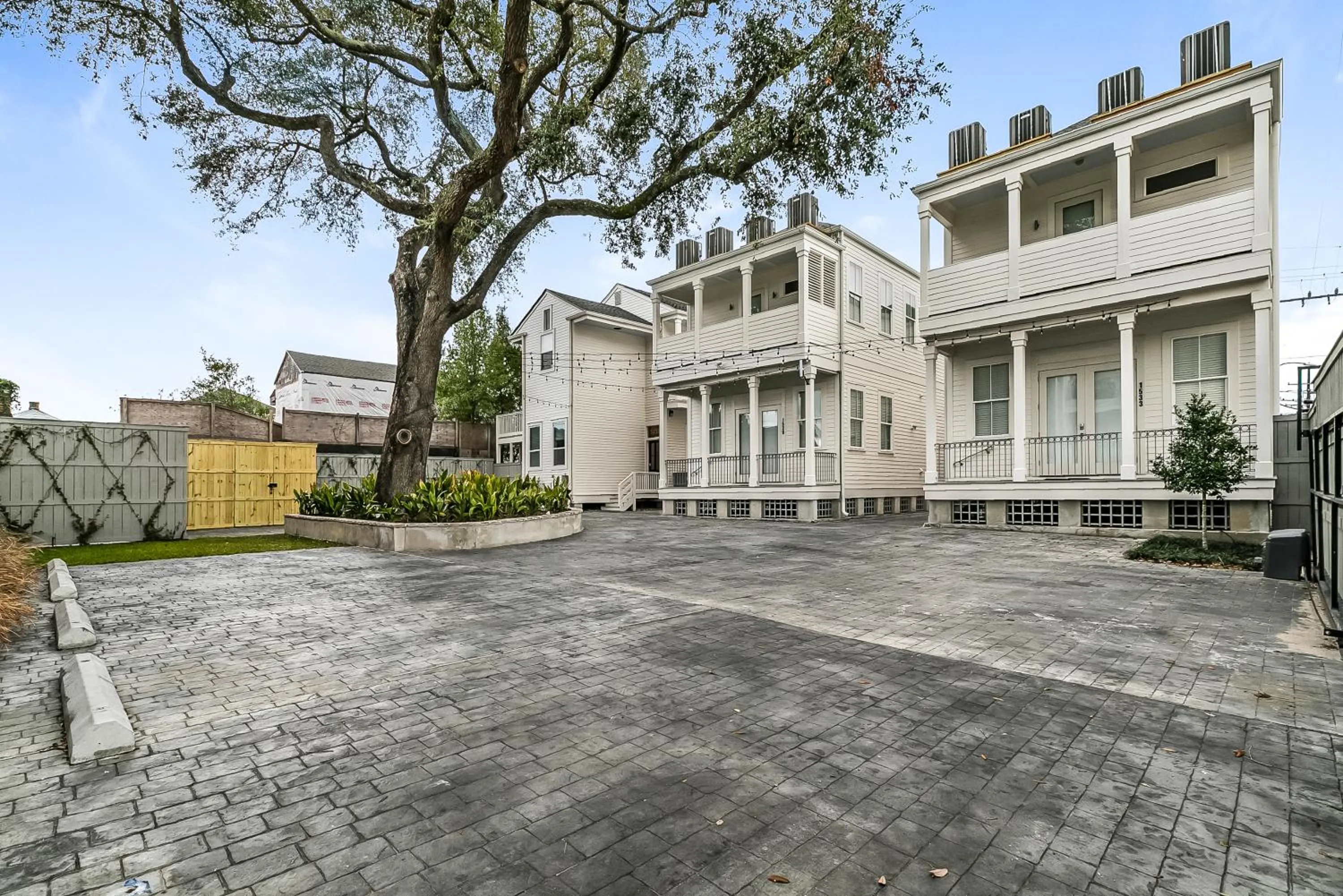 Property building in Charming 2BR on Carondelet by Hosteeva