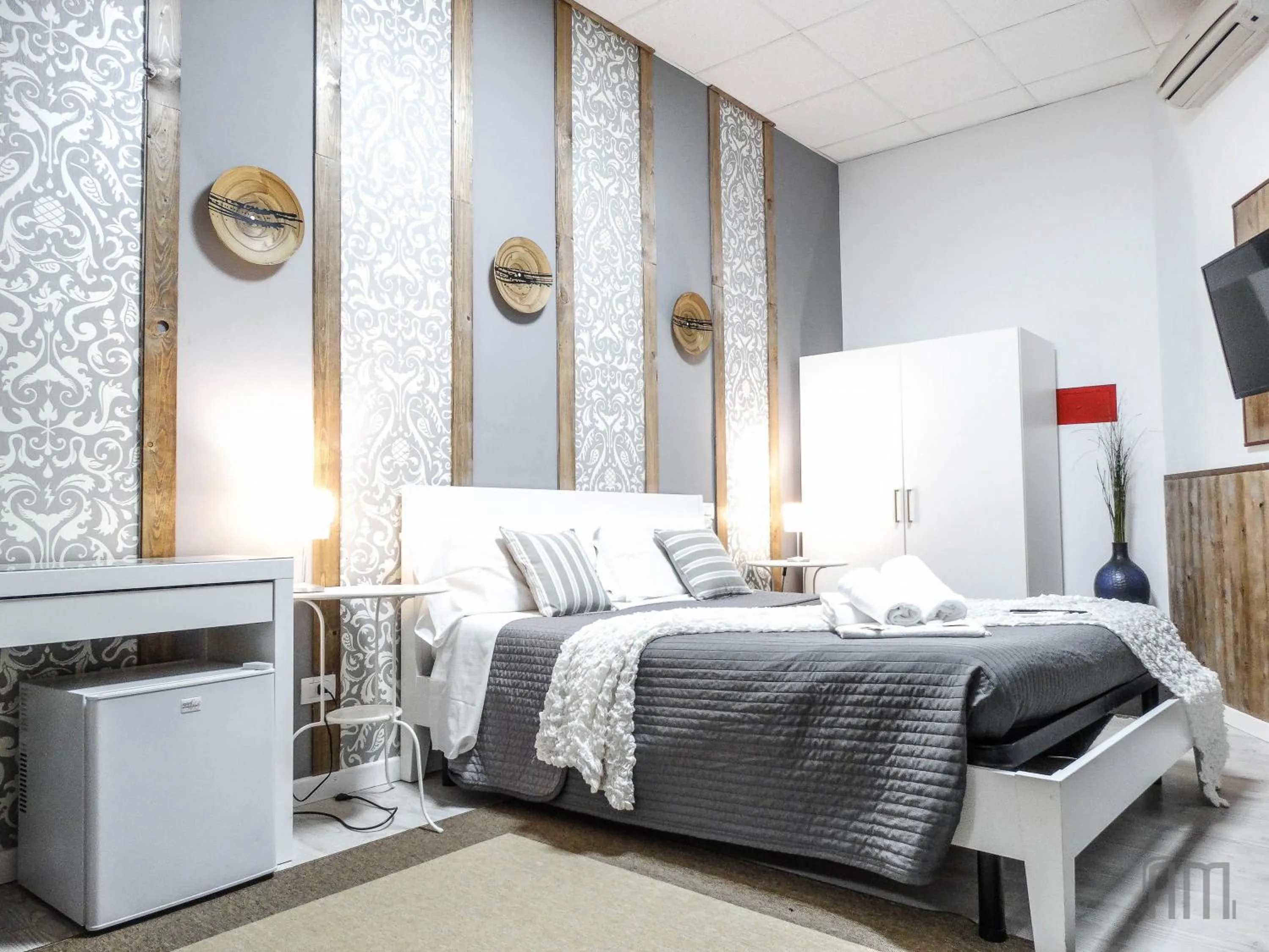 Photo of the whole room, Bed in Magic Door Rome