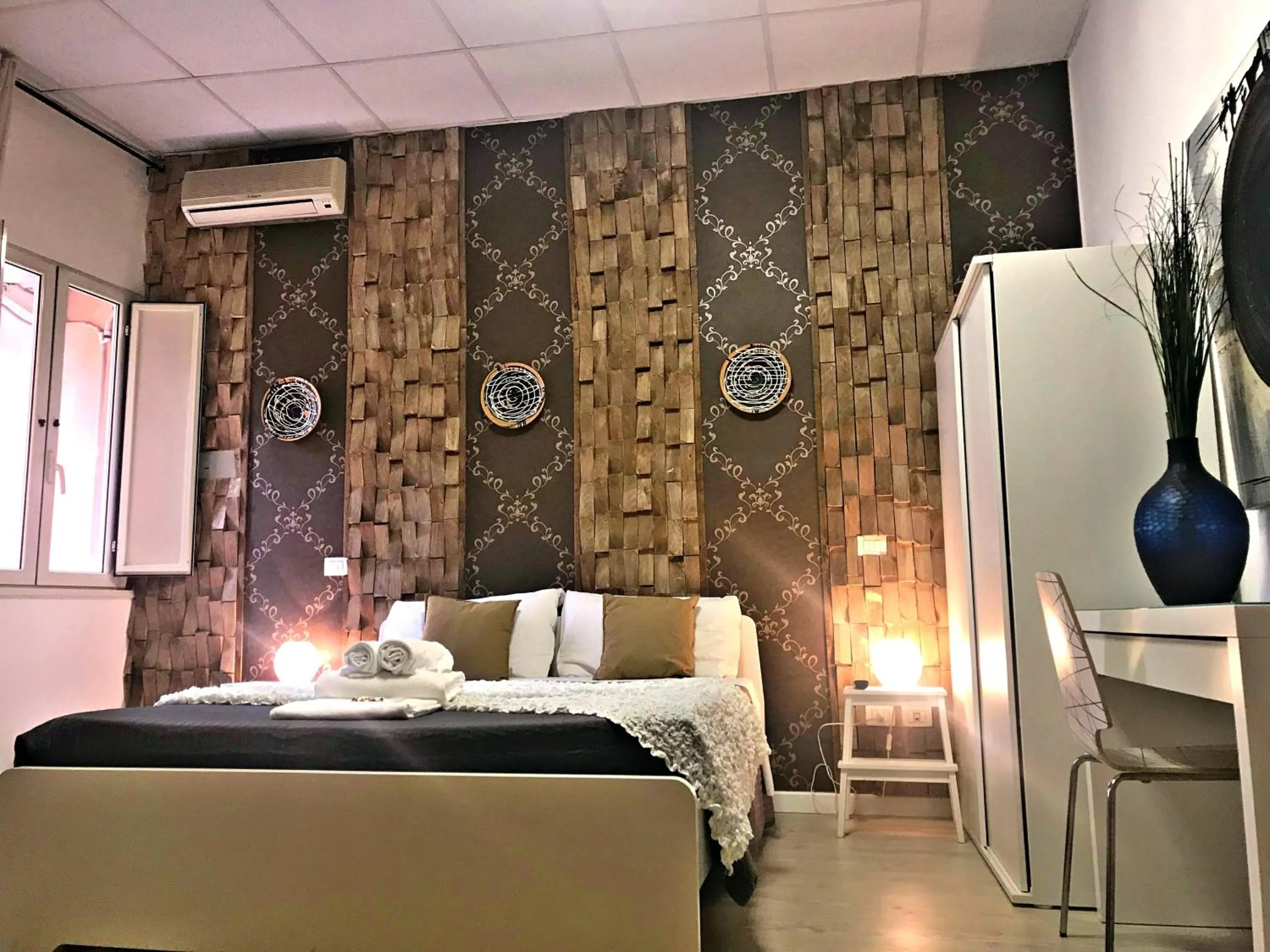 Photo of the whole room, Bed in Magic Door Rome